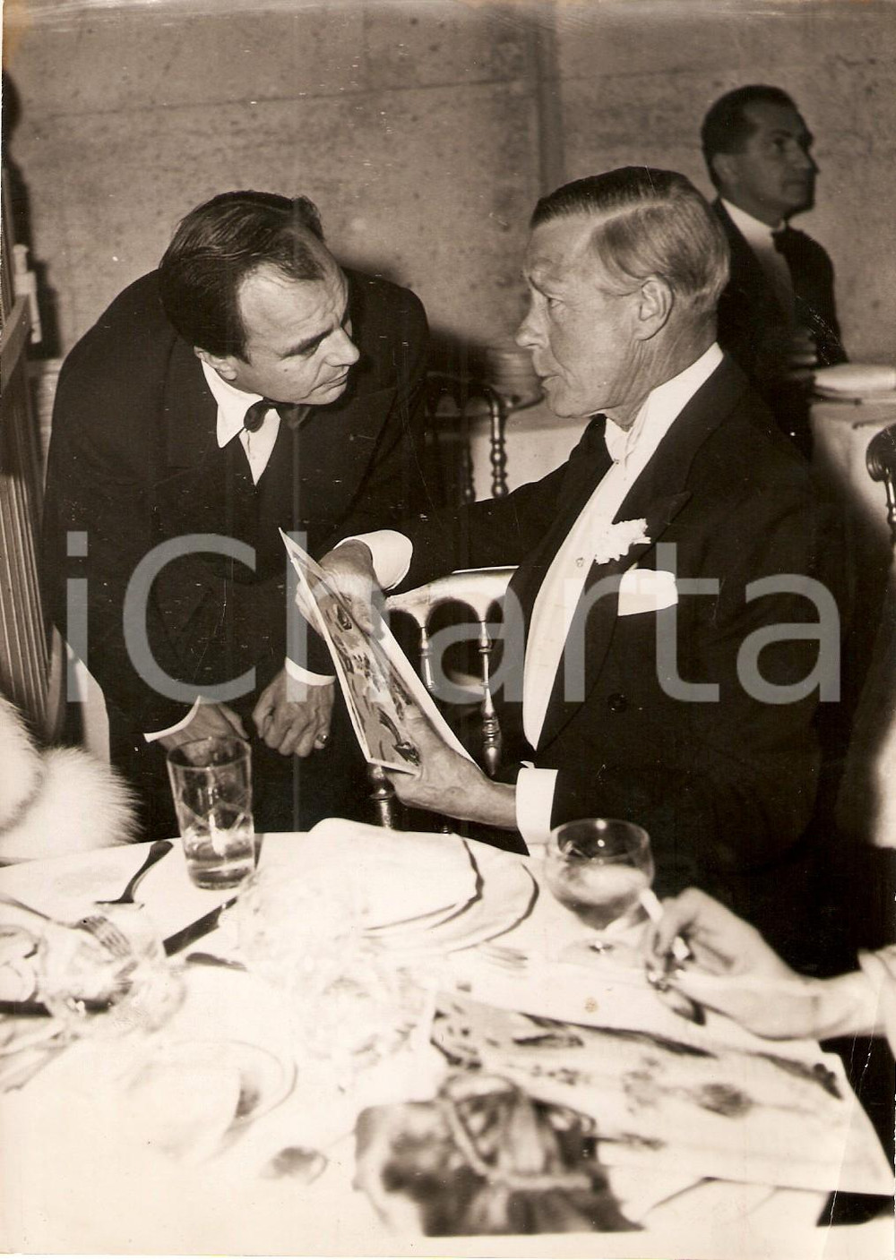 Fotografia d epoca originale 1953 VERSAILLES Edward di WINDSOR principe Ali KHAN all Orangerie 1