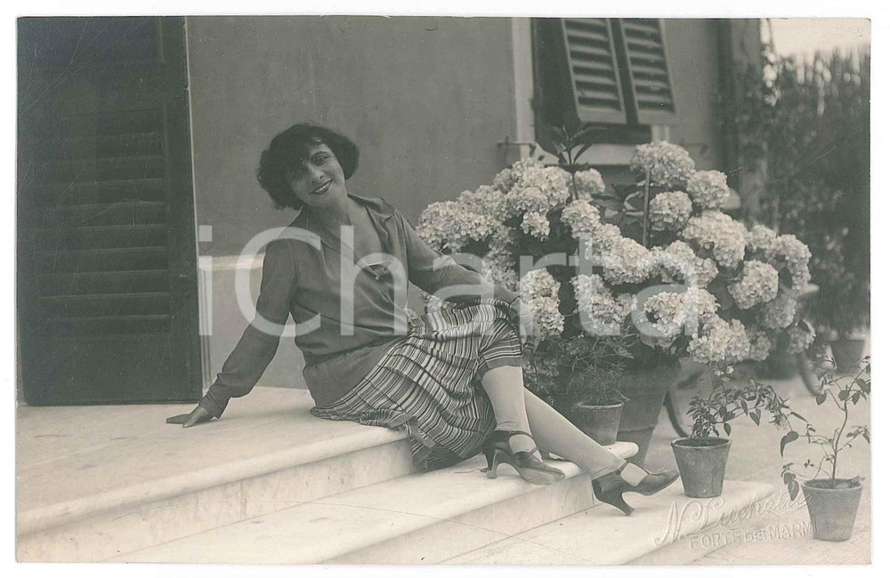 1925 ca FORTE DEI MARMI Attrice in posa tra le ortensie - Foto N. LUCHETTI 14x9 Fotografia originale d'epoca. CONDIZIONI:GOOD/buonoFORMATO: 14x9 cm originale e autentica 1