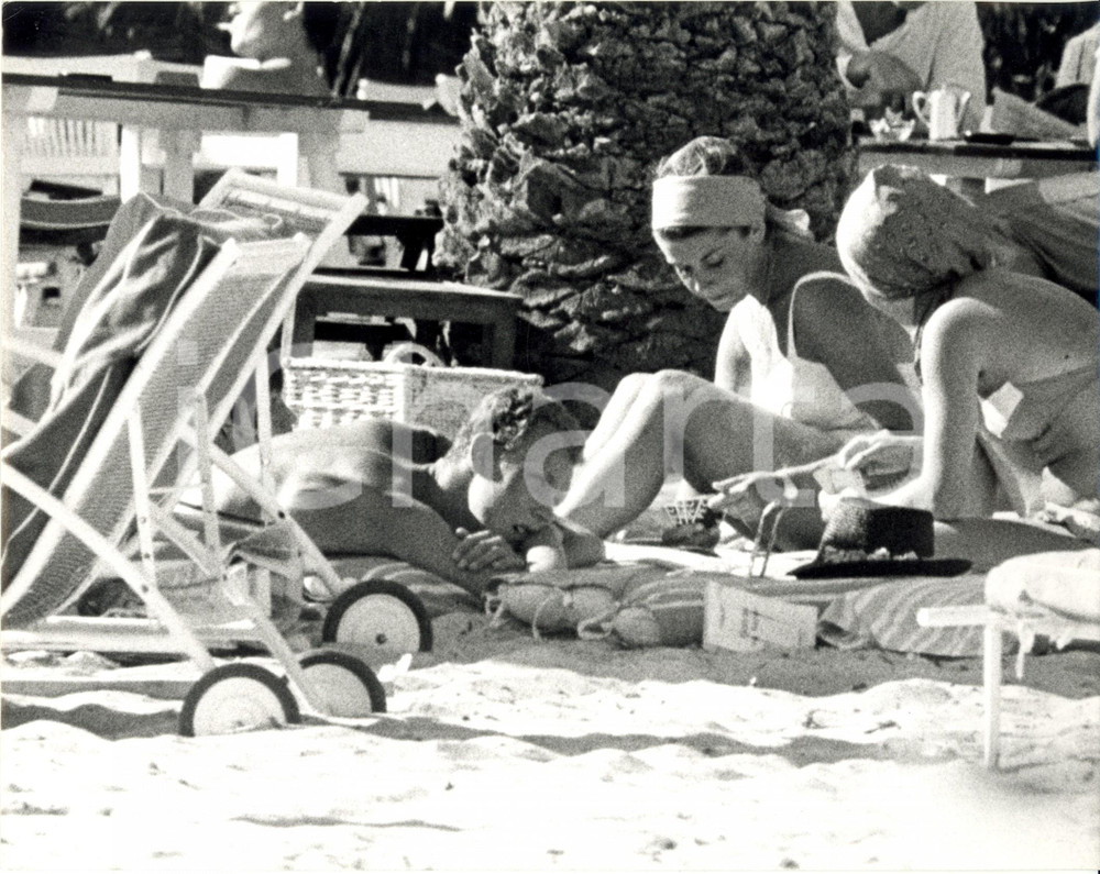 Fotografia d epoca originale 1960 ca SAINTTROPEZ F Vittorio Emanuele di SAVOIA in spiaggia con due amiche 1