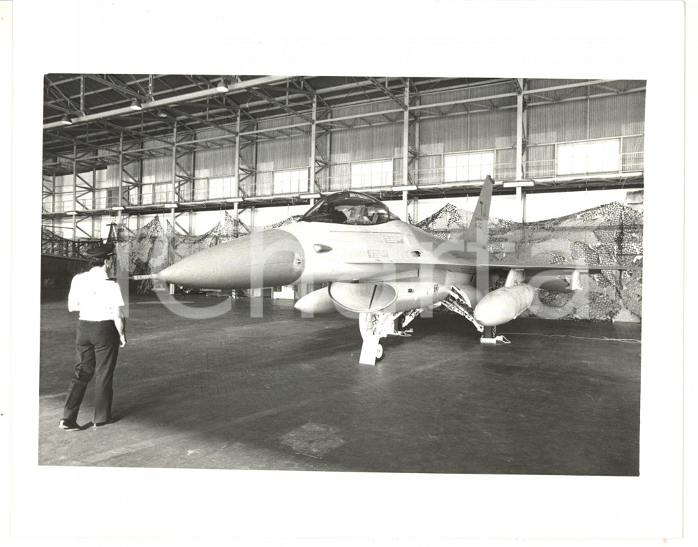 1985 ca AERONAUTICA MILITARE ITALIANA Aereo F-16 EAGLE Foto 25x20 (1) Fotografia d'agenzia. CONDIZIONI: GFORMATO: 25x20 cm  originale e autentica 1