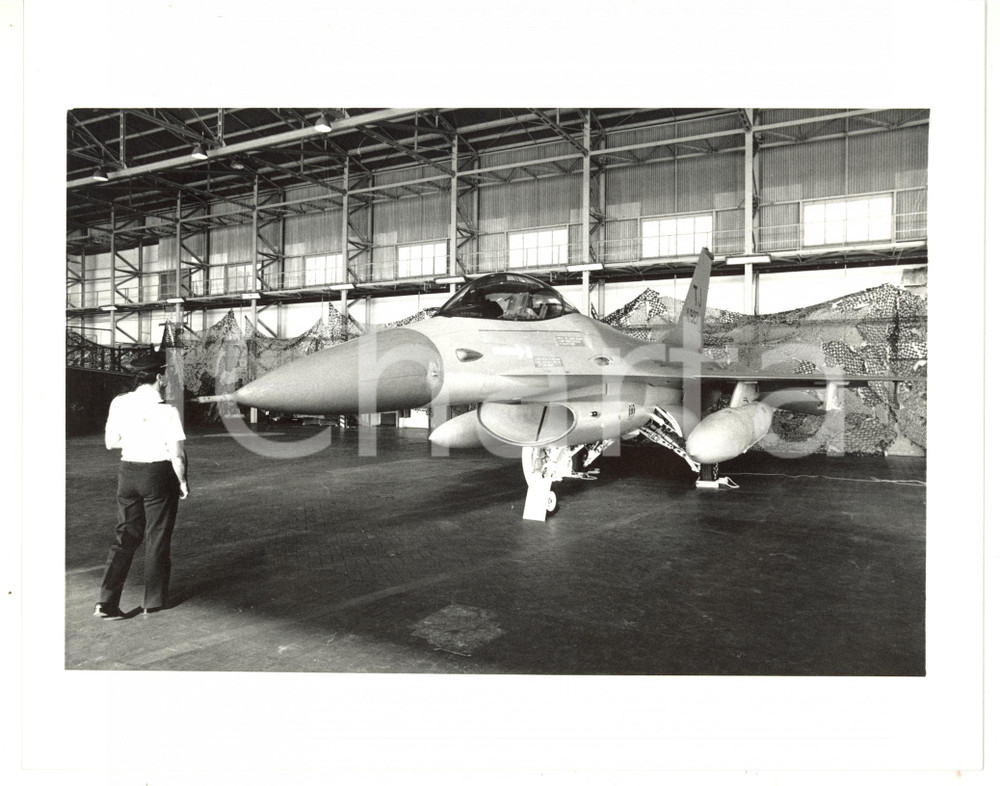 1985 ca AERONAUTICA MILITARE ITALIANA Aereo F-16 EAGLE Foto 25x20 (2) Fotografia d'agenzia. CONDIZIONI: GFORMATO: 25x20 cm  originale e autentica 1
