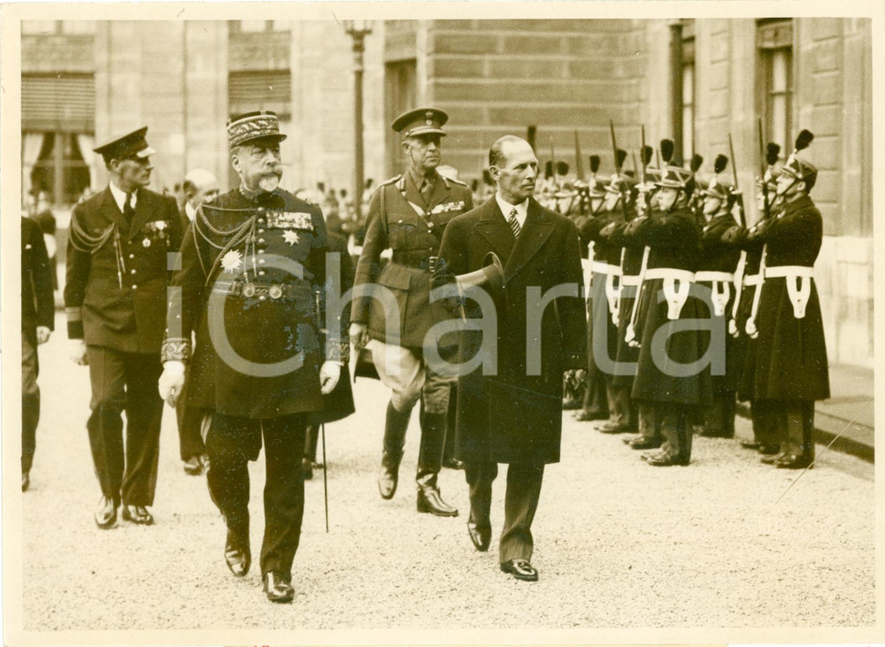 Fotografia d epoca originale 1937 PARIS Giorgio II di GRECIA salutato da Compagnia d Onore all ELISEO Foto 1