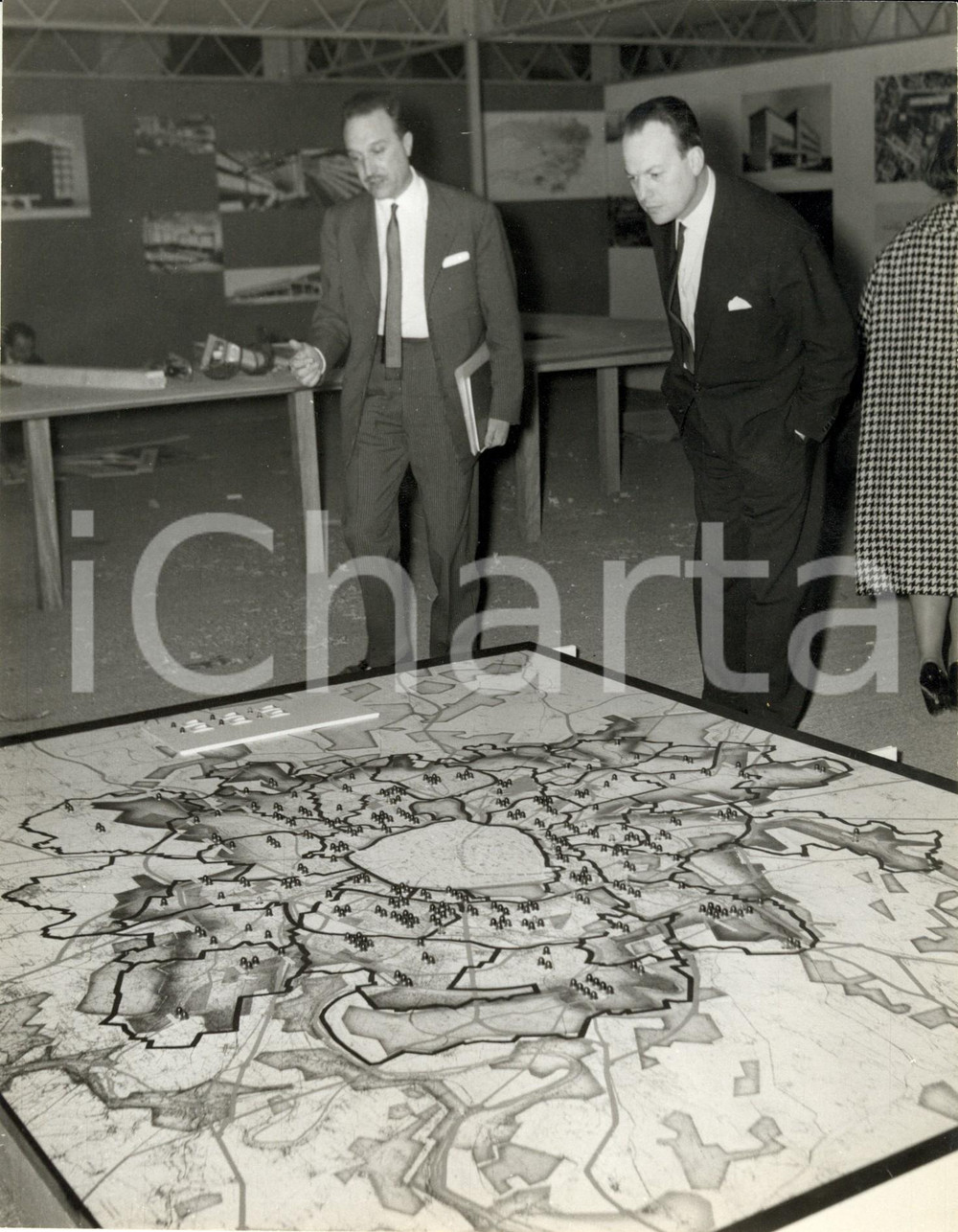 Fotografia d epoca originale 1955 PARIS Pierre SUDREAU commissario URBANISTICA studia piano regolatore 2  1