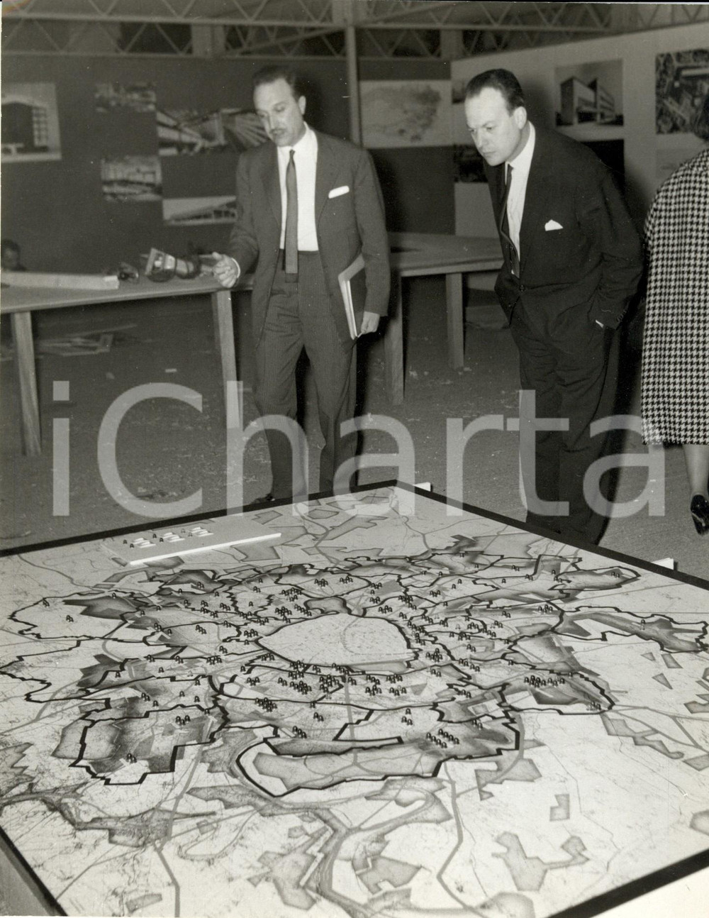 Fotografia d epoca originale 1955 PARIS Pierre SUDREAU commissario URBANISTICA studia piano regolatore 3 1