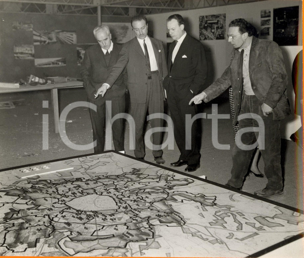 Fotografia d epoca originale 1955 ca PARIS Pierre SUDREAU e urbanisti davanti al nuovo piano regolatore 2 1