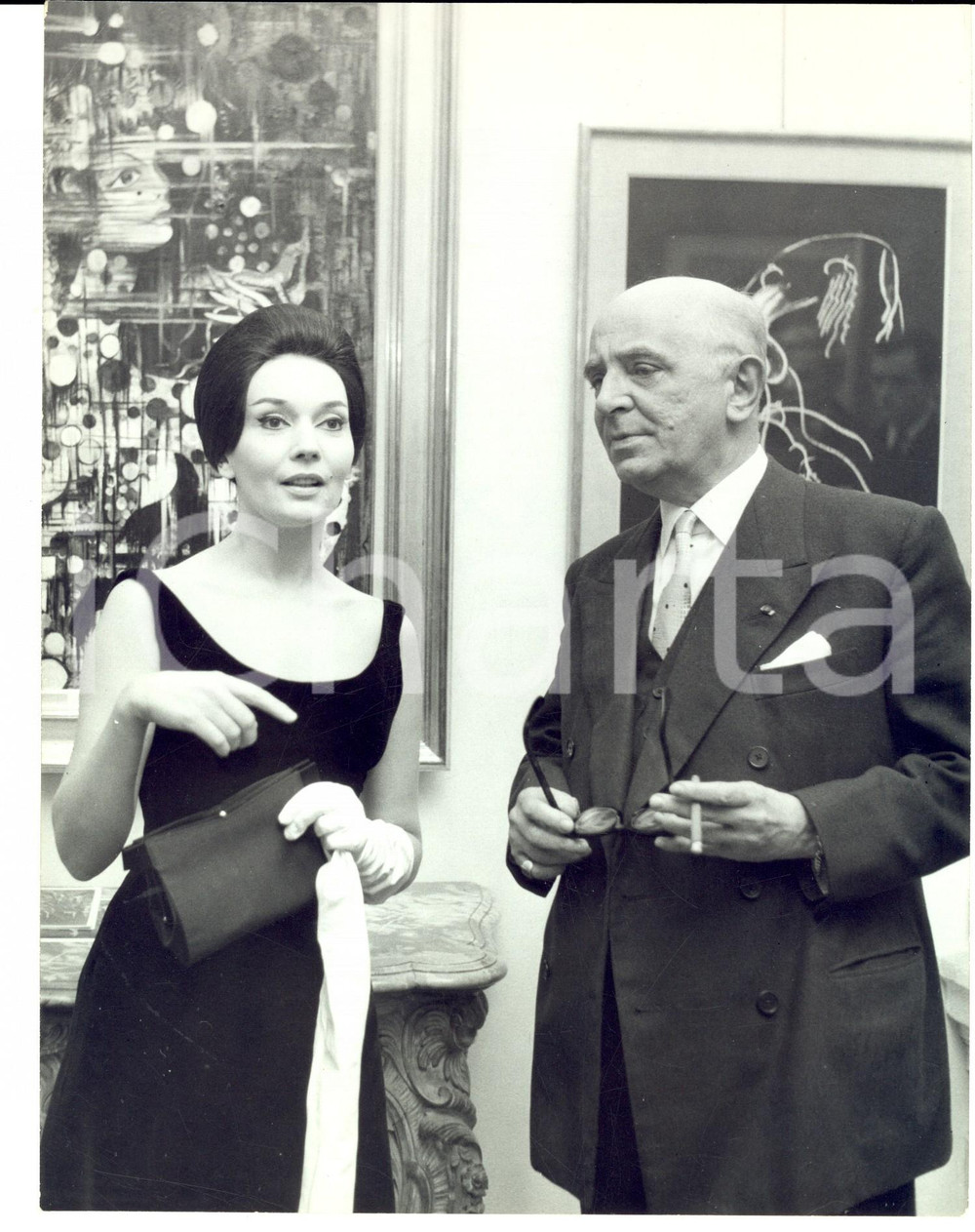 Fotografia d epoca originale 1960 ca PARIS Attrice Ludmilla TCHERINA a una mostra d arte Fotografia 1