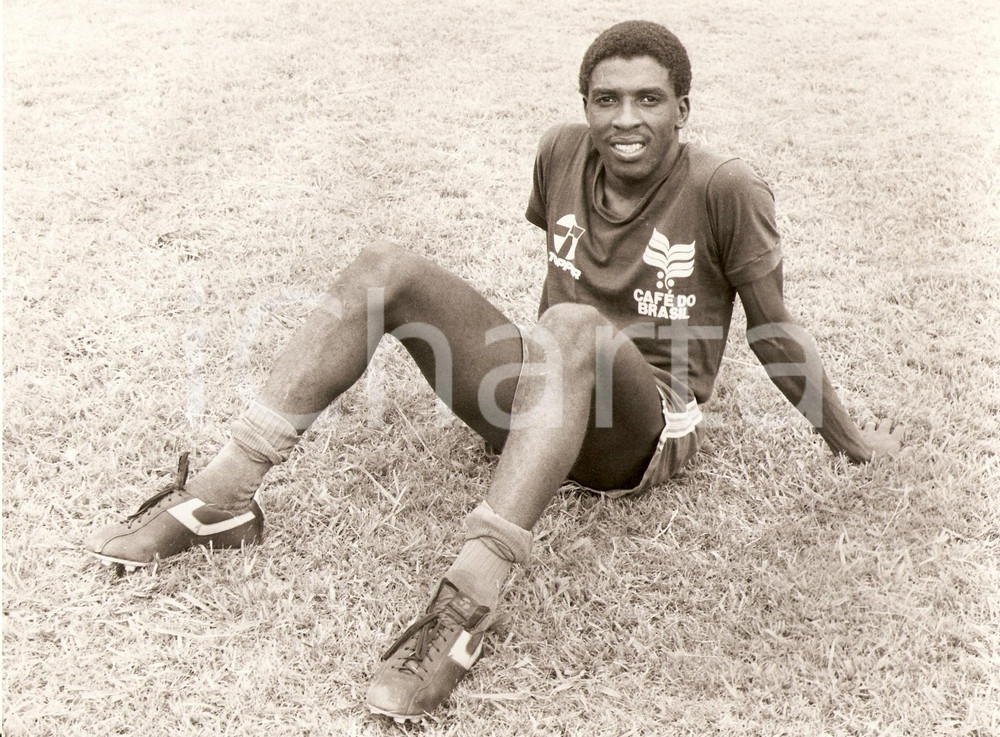 Fotografia d epoca originale 1980 ca CALCIO Paulo ISIDORO riposa dopo allenamento BRASILE  Foto 2 1
