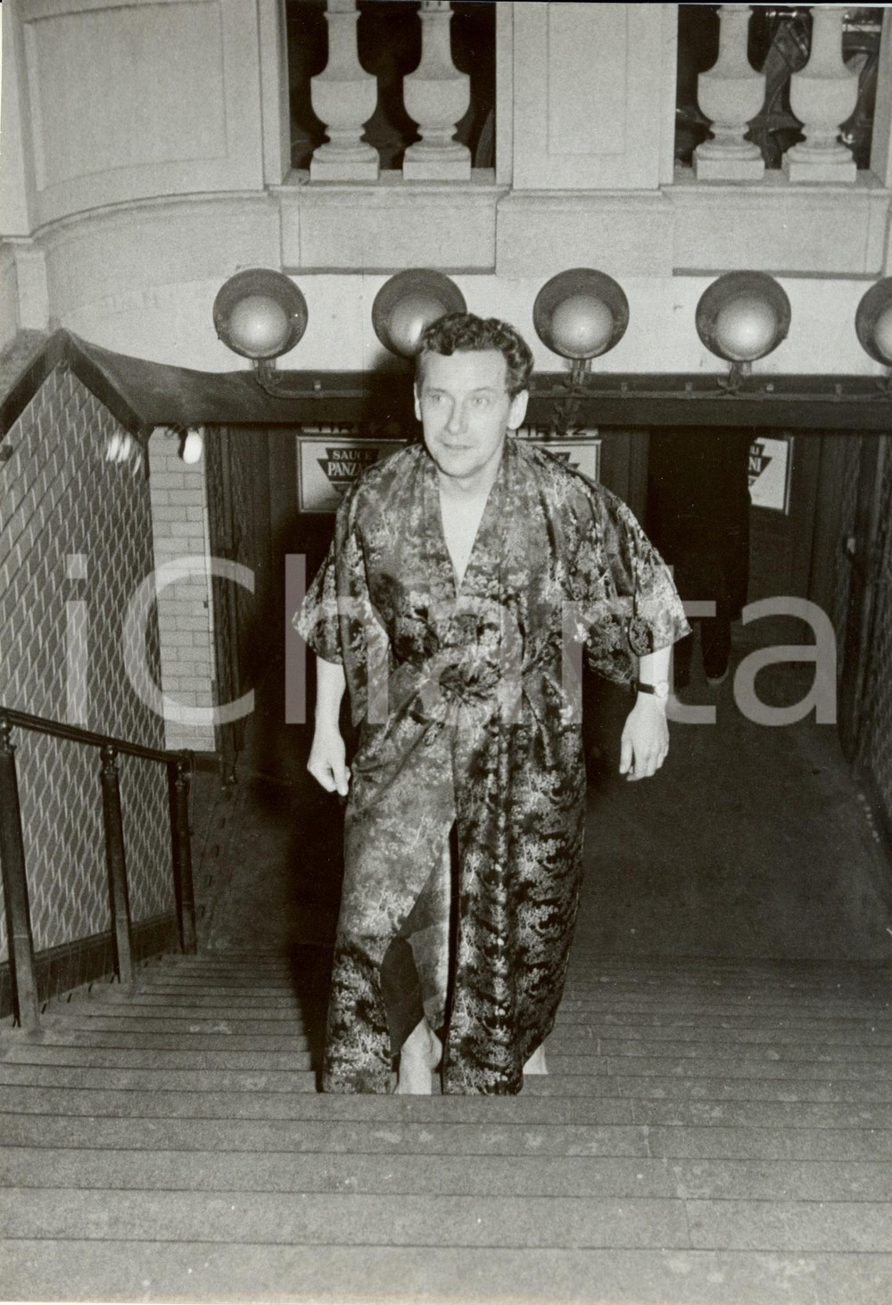 Fotografia d epoca originale 1960 ca PARIS Cantante Pierre PERRIN in kimono sale le scale Fotografia 1