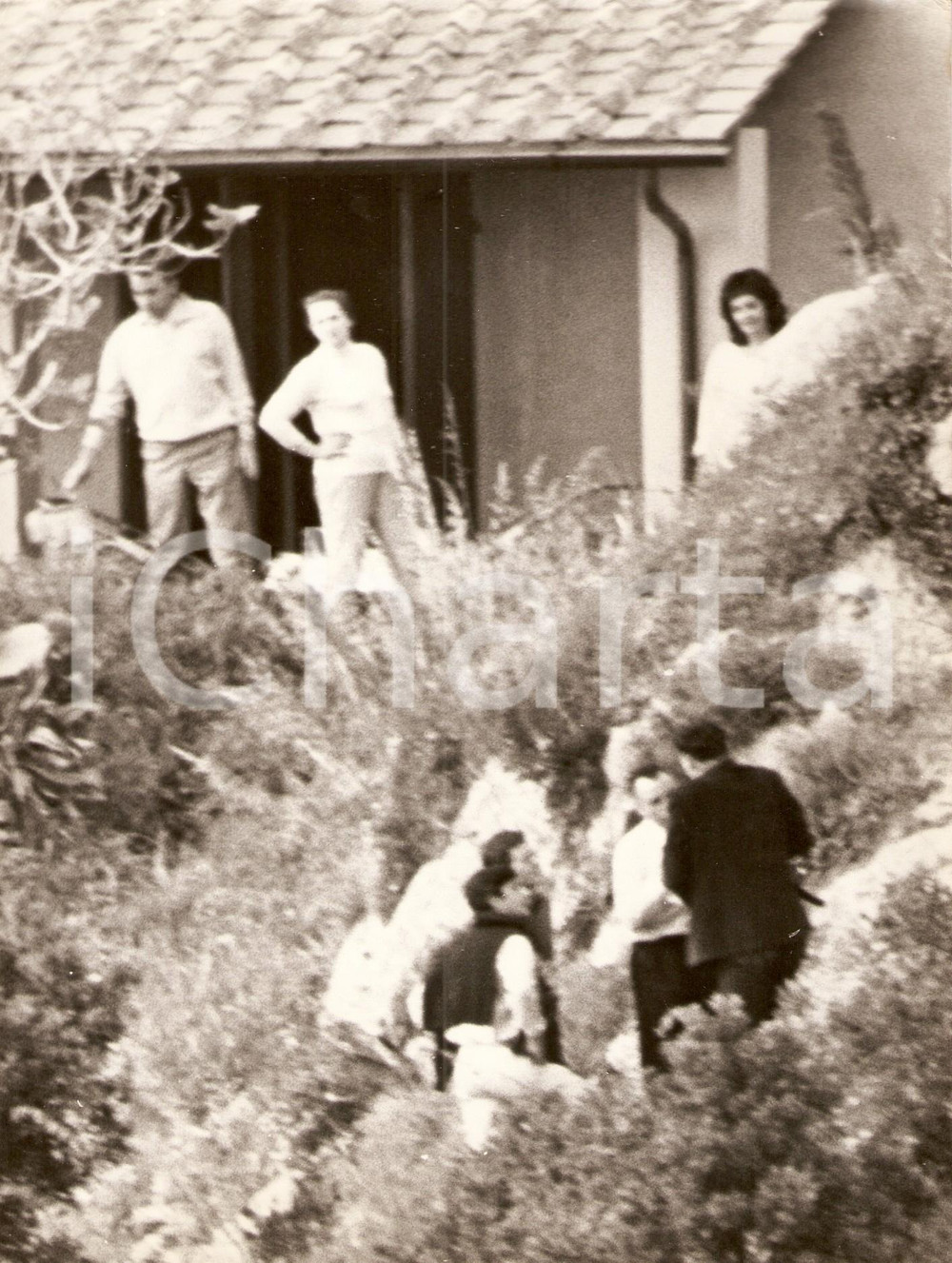 Fotografia d epoca originale 1965 ca CALA PICCOLA Monte Argentario Richard BURTON discute con PAPARAZZO 2 1