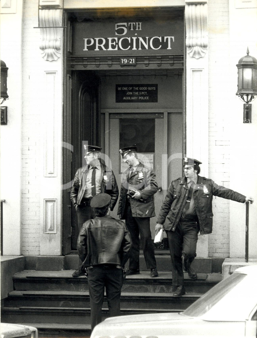 Fotografia d epoca originale 1980 NEW YORK Policemen at 5th Precinct Auxiliary Police Station in MANHATTAN 2 1