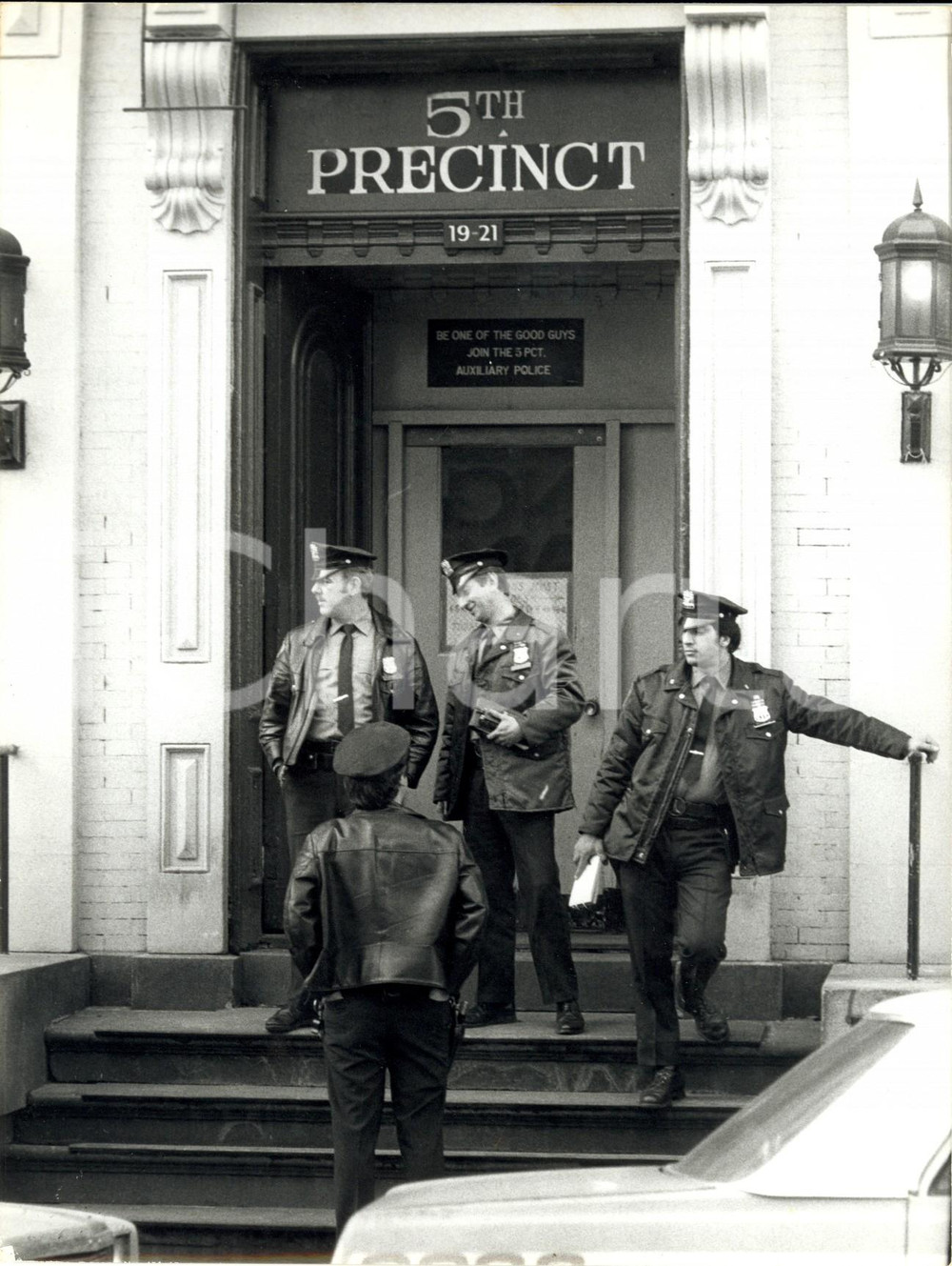 Fotografia d epoca originale 1980 NEW YORK Policemen at 5th Precinct Auxiliary Police Station in MANHATTAN 3 1