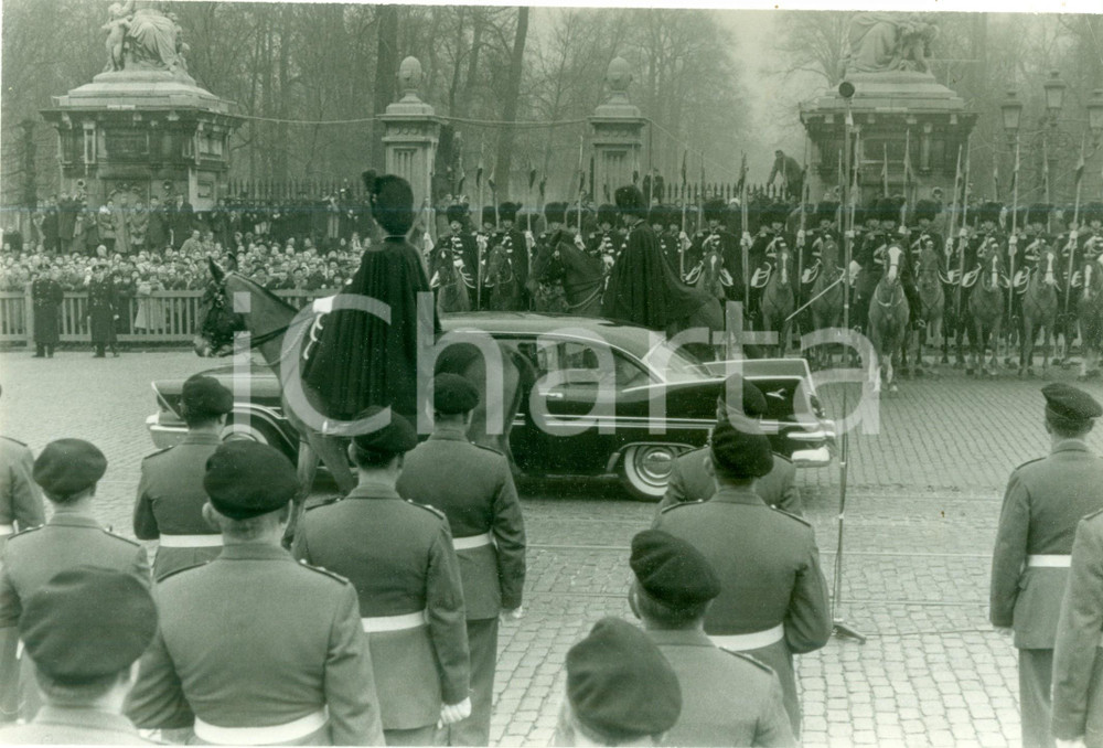 Fotografia d epoca originale 1960 BRUXELLES Corteo a cavallo matrimonio Baldovino I Fabiola del BELGIO Foto 1