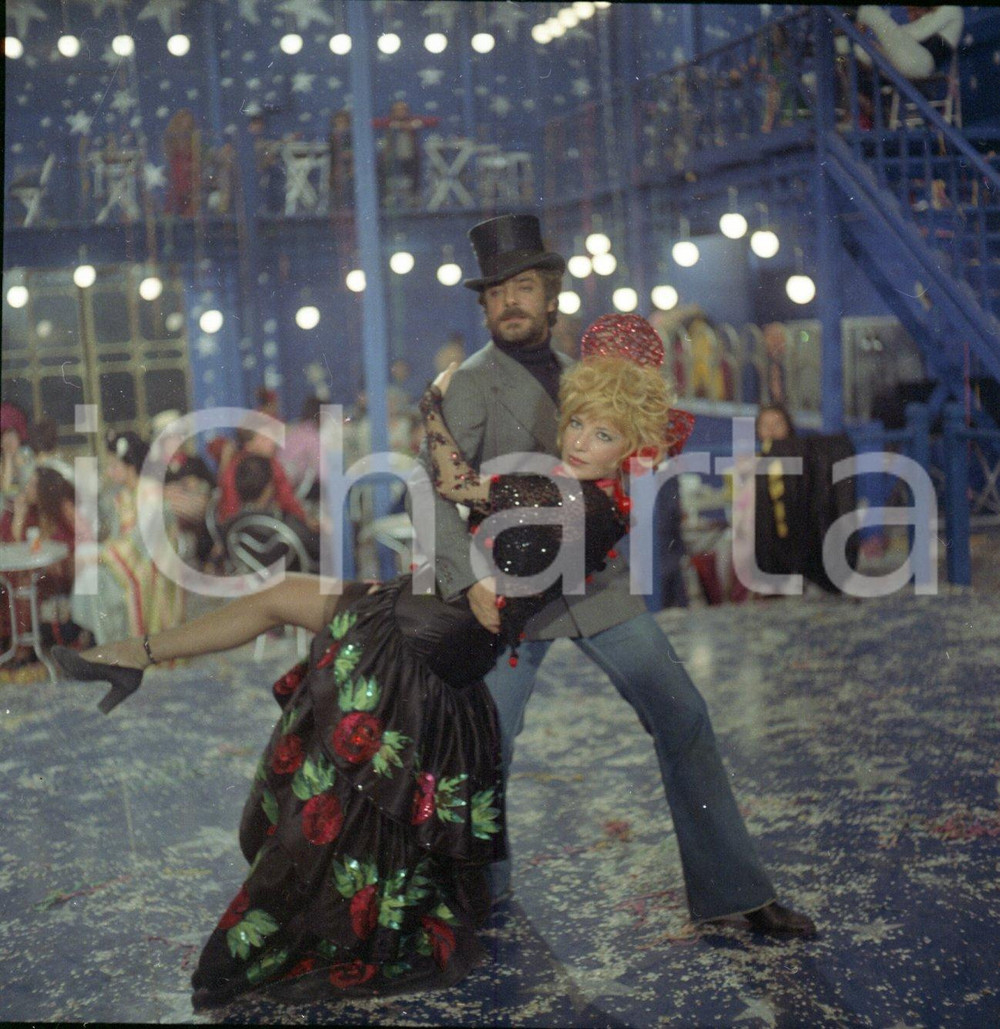 1975 Monica VITTI Giancarlo GIANNINI A mezzanotte va la ronda NEGATIVO ORIGINALE Scatto di scena dal film "A mezzanotte va la ronda del piacere".Autore: Sandro BorniNegativo originale d'epoca a colori su pellicola.  E' SEVERAMENTE VIETATA LA RIPRODUZIONE.TUTTI I DIRITTI SONO RISERVATI.ICharta mette in vendita, sul negozio eBay e in esclusiva sul sito "icharta" il proprio archivio composto da numerose diapositive e negativi fotografici d'epoca, tutti originali e autentici.Si tratta di uno sguardo inedito sull'attualità, la politica, la vita quotidiana, il gossip e la cultura, che fotografa il cambiamento della nazione (e non solo) tra il 1890 ed il 1990 circa. Un'occasione unica per il mercato del collezionismo, che vede finalmente disponibile un archivio eccezionale per vastità, tematiche e condizioni, in un settore (il negativo fotografico e la diapositiva) di assoluta novità e dalle interessanti prospettive di investimento. CONDIZIONI:FAIR/discretoFORMATO: cm 6 x 6 originale e autentica 1