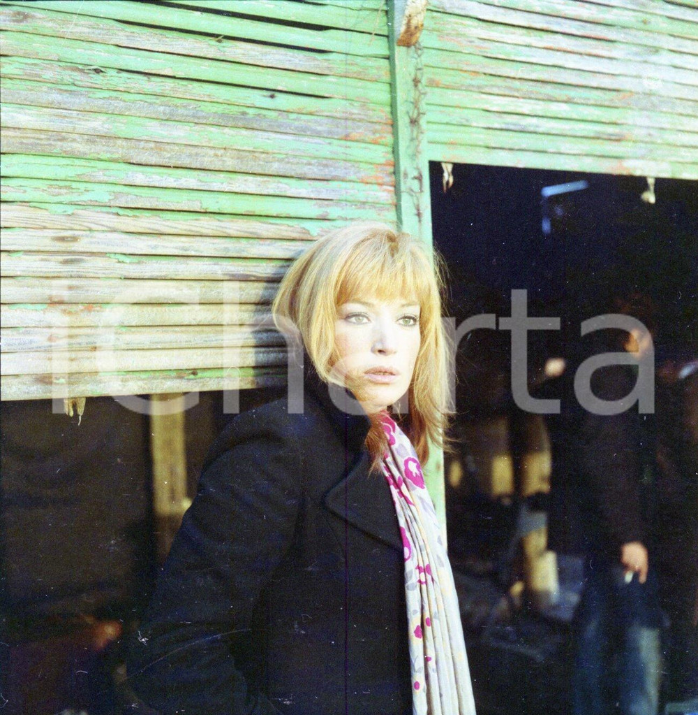 1975 Monica VITTI Ritratto fotografico *NEGATIVO ORIGINALE Negativo originale d'epoca a colori su pellicola.Autore: Sandro Borni  E' SEVERAMENTE VIETATA LA RIPRODUZIONE.TUTTI I DIRITTI SONO RISERVATI.ICharta mette in vendita, sul negozio eBay e in esclusiva sul sito "icharta" il proprio archivio composto da numerose diapositive e negativi fotografici d'epoca, tutti originali e autentici.Si tratta di uno sguardo inedito sull'attualità, la politica, la vita quotidiana, il gossip e la cultura, che fotografa il cambiamento della nazione (e non solo) tra il 1890 ed il 1990 circa. Un'occasione unica per il mercato del collezionismo, che vede finalmente disponibile un archivio eccezionale per vastità, tematiche e condizioni, in un settore (il negativo fotografico e la diapositiva) di assoluta novità e dalle interessanti prospettive di investimento. CONDIZIONI:FAIR/discretoFORMATO: cm 6 x 6 originale e autentica 1