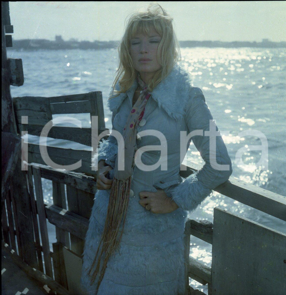 1975 Monica VITTI Ritratto fotografico *NEGATIVO ORIGINALE* Negativo originale d'epoca a colori su pellicola.Autore: Sandro Borni  E' SEVERAMENTE VIETATA LA RIPRODUZIONE.TUTTI I DIRITTI SONO RISERVATI.ICharta mette in vendita, sul negozio eBay e in esclusiva sul sito "icharta" il proprio archivio composto da numerose diapositive e negativi fotografici d'epoca, tutti originali e autentici.Si tratta di uno sguardo inedito sull'attualità, la politica, la vita quotidiana, il gossip e la cultura, che fotografa il cambiamento della nazione (e non solo) tra il 1890 ed il 1990 circa. Un'occasione unica per il mercato del collezionismo, che vede finalmente disponibile un archivio eccezionale per vastità, tematiche e condizioni, in un settore (il negativo fotografico e la diapositiva) di assoluta novità e dalle interessanti prospettive di investimento. CONDIZIONI:FAIR/discretoFORMATO: cm 6 x 6 originale e autentica 1