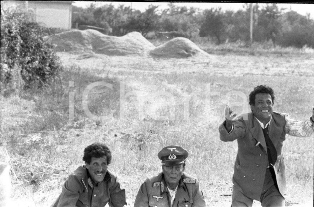 1965 Buster KEATON Franco FRANCHI Ciccio INGRASSIA  *NEGATIVO ORIGINALE 1 Scatto di scena del film: "Due marines e un generale".Negativo originale in bianco e nero su pellicola.Autore: Sandro Borni  E' SEVERAMENTE VIETATA LA RIPRODUZIONE.TUTTI I DIRITTI SONO RISERVATI.ICharta mette in vendita, sul negozio eBay e in esclusiva sul sito "icharta" il proprio archivio composto da numerose diapositive e negativi fotografici d'epoca, tutti originali e autentici.Si tratta di uno sguardo inedito sull'attualità, la politica, la vita quotidiana, il gossip e la cultura, che fotografa il cambiamento della nazione (e non solo) tra il 1890 ed il 1990 circa. Un'occasione unica per il mercato del collezionismo, che vede finalmente disponibile un archivio eccezionale per vastità, tematiche e condizioni, in un settore (il negativo fotografico e la diapositiva) di assoluta novità e dalle interessanti prospettive di investimento. CONDIZIONI:FAIR/discretoFORMATO: 35mm originale e autentica 1