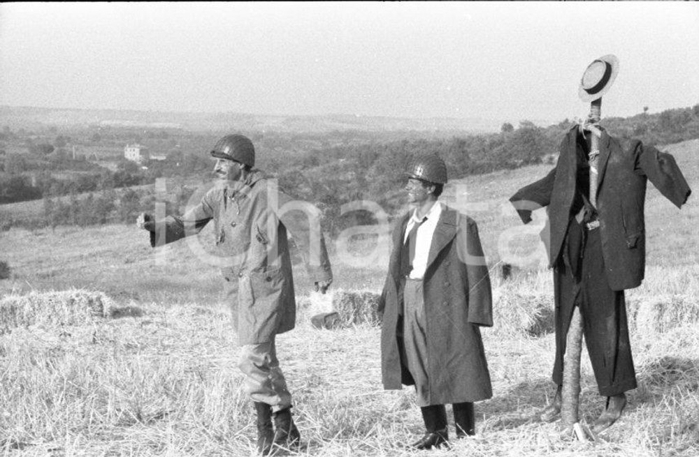 1965 Franco FRANCHI e Ciccio INGRASSIA scatto di scena NEGATIVO ORIGINALE 2 Scatto di scena dal film "Due marines e un generale".Negativo originale d'epoca in bianco e nero su pellicola.Autore: Sandro Borni  E' SEVERAMENTE VIETATA LA RIPRODUZIONE.TUTTI I DIRITTI SONO RISERVATI.ICharta mette in vendita, sul negozio eBay e in esclusiva sul sito "icharta" il proprio archivio composto da numerose diapositive e negativi fotografici d'epoca, tutti originali e autentici.Si tratta di uno sguardo inedito sull'attualità, la politica, la vita quotidiana, il gossip e la cultura, che fotografa il cambiamento della nazione (e non solo) tra il 1890 ed il 1990 circa. Un'occasione unica per il mercato del collezionismo, che vede finalmente disponibile un archivio eccezionale per vastità, tematiche e condizioni, in un settore (il negativo fotografico e la diapositiva) di assoluta novità e dalle interessanti prospettive di investimento. CONDIZIONI:FAIR/discretoFORMATO: 35mm originale e autentica 1