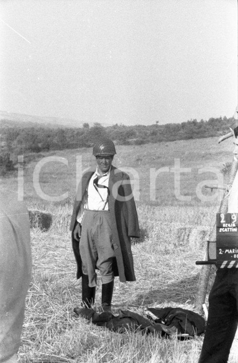 1965 Franco FRANCHI Set del film DUE MARINES E UN GENERALE *NEGATIVO ORIGINALE 2 Scatto sul set del film "Due marines e un generale".Negativo originale d'epoca in bianco e nero su pellicola.Autore: Sandro Borni  E' SEVERAMENTE VIETATA LA RIPRODUZIONE.TUTTI I DIRITTI SONO RISERVATI.ICharta mette in vendita, sul negozio eBay e in esclusiva sul sito "icharta" il proprio archivio composto da numerose diapositive e negativi fotografici d'epoca, tutti originali e autentici.Si tratta di uno sguardo inedito sull'attualità, la politica, la vita quotidiana, il gossip e la cultura, che fotografa il cambiamento della nazione (e non solo) tra il 1890 ed il 1990 circa. Un'occasione unica per il mercato del collezionismo, che vede finalmente disponibile un archivio eccezionale per vastità, tematiche e condizioni, in un settore (il negativo fotografico e la diapositiva) di assoluta novità e dalle interessanti prospettive di investimento. CONDIZIONI:FAIR/discretoFORMATO: 35mm originale e autentica 1
