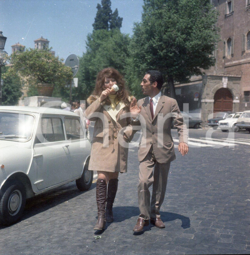 1969 Giovanna LENZI Tiberio MURGIA in Una ragazza di Praga NEGATIVO ORIGINALE 1 Scatto di scena; autore Sandro BorniNegativo originale d'epoca a colori su pellicola.  E' SEVERAMENTE VIETATA LA RIPRODUZIONE.TUTTI I DIRITTI SONO RISERVATI.ICharta mette in vendita, sul negozio eBay e in esclusiva sul sito "icharta" il proprio archivio composto da numerose diapositive e negativi fotografici d'epoca, tutti originali e autentici.Si tratta di uno sguardo inedito sull'attualità, la politica, la vita quotidiana, il gossip e la cultura, che fotografa il cambiamento della nazione (e non solo) tra il 1890 ed il 1990 circa. Un'occasione unica per il mercato del collezionismo, che vede finalmente disponibile un archivio eccezionale per vastità, tematiche e condizioni, in un settore (il negativo fotografico e la diapositiva) di assoluta novità e dalle interessanti prospettive di investimento. CONDIZIONI:FAIR/discretoFORMATO: cm 6 x 6 originale e autentica 1
