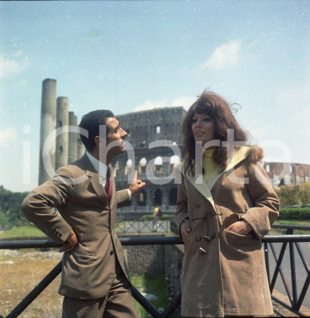 1969 Giovanna LENZI Tiberio MURGIA in Una ragazza di Praga NEGATIVO ORIGINALE 4 Scatto di scena; autore Sandro Borni.Negativo originale d'epoca a colori su pellicola.  E' SEVERAMENTE VIETATA LA RIPRODUZIONE.TUTTI I DIRITTI SONO RISERVATI.ICharta mette in vendita, sul negozio eBay e in esclusiva sul sito "icharta" il proprio archivio composto da numerose diapositive e negativi fotografici d'epoca, tutti originali e autentici.Si tratta di uno sguardo inedito sull'attualità, la politica, la vita quotidiana, il gossip e la cultura, che fotografa il cambiamento della nazione (e non solo) tra il 1890 ed il 1990 circa. Un'occasione unica per il mercato del collezionismo, che vede finalmente disponibile un archivio eccezionale per vastità, tematiche e condizioni, in un settore (il negativo fotografico e la diapositiva) di assoluta novità e dalle interessanti prospettive di investimento. CONDIZIONI:FAIR/discretoFORMATO: cm 6 x 6 originale e autentica 1