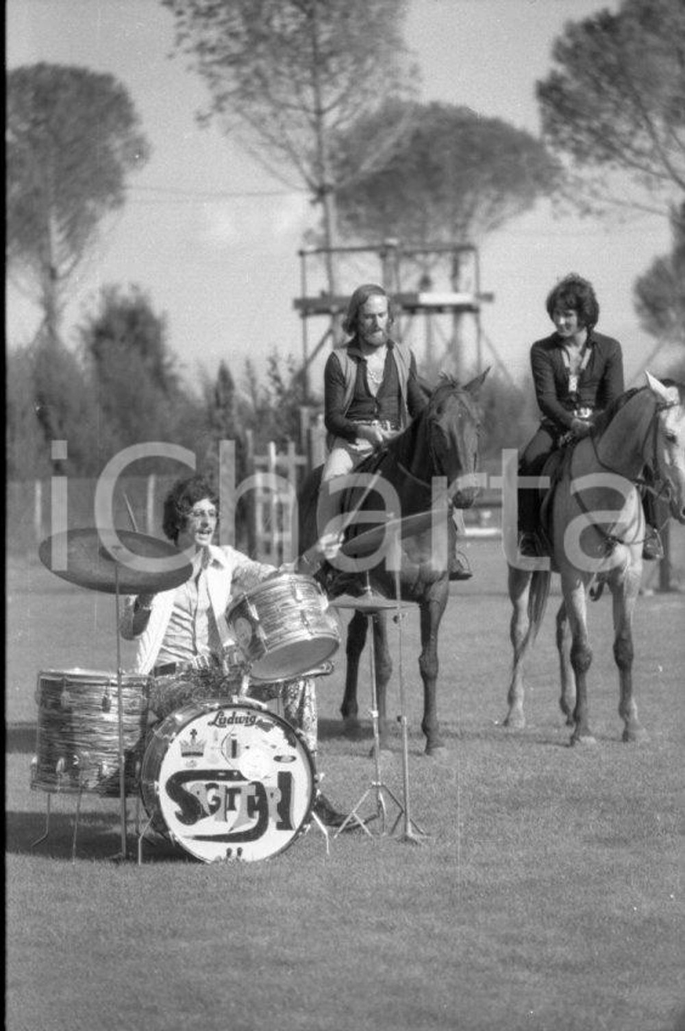1968ca Roma I SAGITTARI gruppo musicale NEGATIVO ORIGINALE 1 Negativo originale d'epoca in bianco e nero su pellicola.Autore: Sandro Borni  E' SEVERAMENTE VIETATA LA RIPRODUZIONE.TUTTI I DIRITTI SONO RISERVATI.ICharta mette in vendita, sul negozio eBay e in esclusiva sul sito "icharta" il proprio archivio composto da numerose diapositive e negativi fotografici d'epoca, tutti originali e autentici.Si tratta di uno sguardo inedito sull'attualità, la politica, la vita quotidiana, il gossip e la cultura, che fotografa il cambiamento della nazione (e non solo) tra il 1890 ed il 1990 circa. Un'occasione unica per il mercato del collezionismo, che vede finalmente disponibile un archivio eccezionale per vastità, tematiche e condizioni, in un settore (il negativo fotografico e la diapositiva) di assoluta novità e dalle interessanti prospettive di investimento. CONDIZIONI:FAIR/discretoFORMATO: 35mm originale e autentica 1