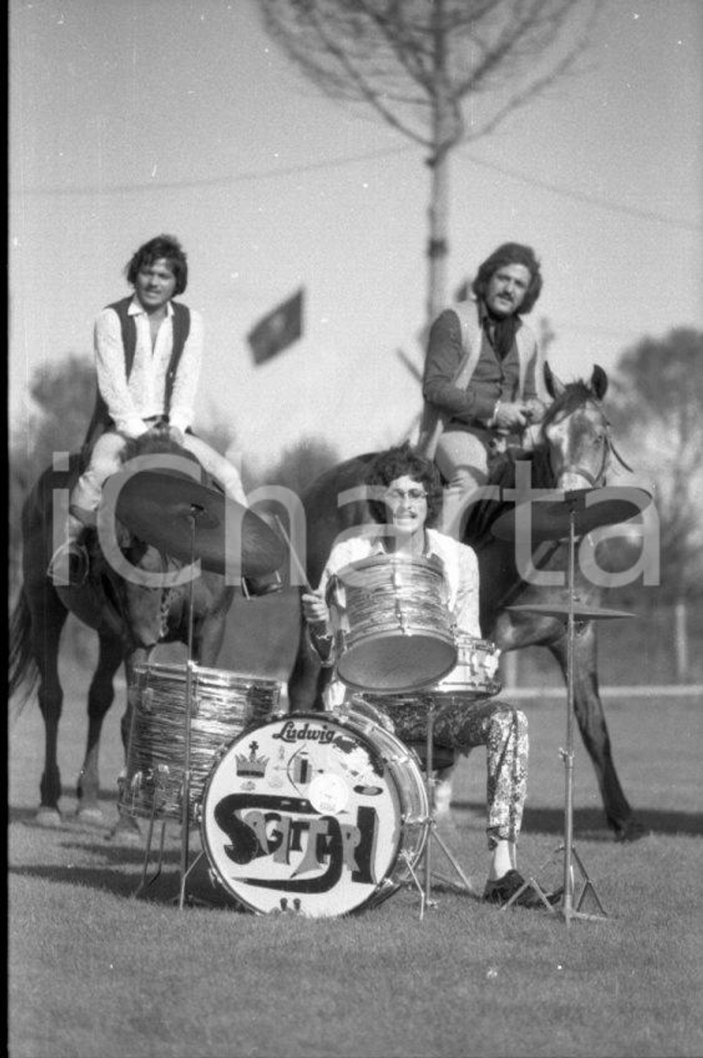 1968ca Roma I SAGITTARI gruppo musicale NEGATIVO ORIGINALE 3 Negativo originale d'epoca in bianco e nero su pellicola.Autore: Sandro Borni  E' SEVERAMENTE VIETATA LA RIPRODUZIONE.TUTTI I DIRITTI SONO RISERVATI.ICharta mette in vendita, sul negozio eBay e in esclusiva sul sito "icharta" il proprio archivio composto da numerose diapositive e negativi fotografici d'epoca, tutti originali e autentici.Si tratta di uno sguardo inedito sull'attualità, la politica, la vita quotidiana, il gossip e la cultura, che fotografa il cambiamento della nazione (e non solo) tra il 1890 ed il 1990 circa. Un'occasione unica per il mercato del collezionismo, che vede finalmente disponibile un archivio eccezionale per vastità, tematiche e condizioni, in un settore (il negativo fotografico e la diapositiva) di assoluta novità e dalle interessanti prospettive di investimento. CONDIZIONI:FAIR/discretoFORMATO: 35mm originale e autentica 1