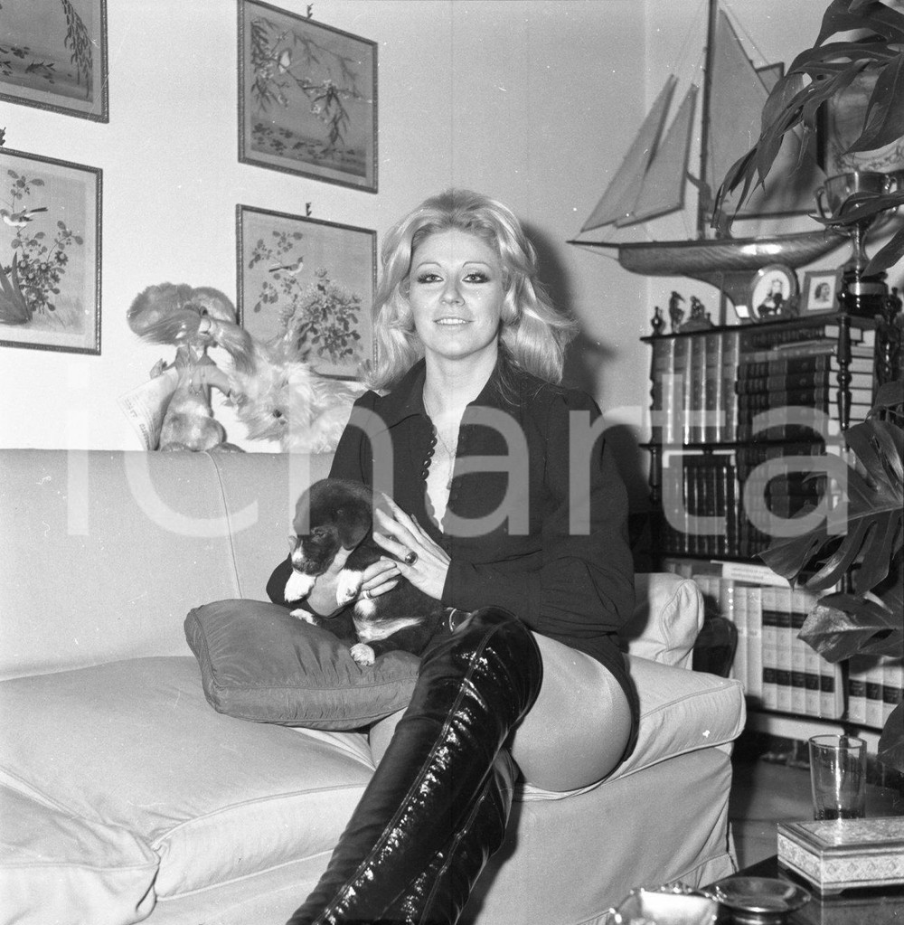 1970 ca Gioia DESIDERI ritratto dell'attrice NEGATIVO ORIGINALE 7 Negativo originale d'epoca in bianco e nero su pellicola.Autore: Sandro Borni  E' SEVERAMENTE VIETATA LA RIPRODUZIONE.TUTTI I DIRITTI SONO RISERVATI.ICharta mette in vendita, sul negozio eBay e in esclusiva sul sito "icharta" il proprio archivio composto da numerose diapositive e negativi fotografici d'epoca, tutti originali e autentici.Si tratta di uno sguardo inedito sull'attualità, la politica, la vita quotidiana, il gossip e la cultura, che fotografa il cambiamento della nazione (e non solo) tra il 1890 ed il 1990 circa. Un'occasione unica per il mercato del collezionismo, che vede finalmente disponibile un archivio eccezionale per vastità, tematiche e condizioni, in un settore (il negativo fotografico e la diapositiva) di assoluta novità e dalle interessanti prospettive di investimento. CONDIZIONI:FAIR/discretoFORMATO: cm 6 x 6 originale e autentica 1