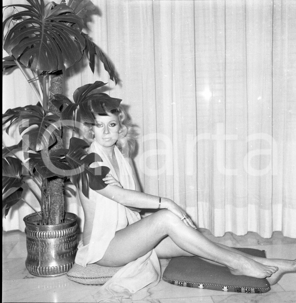 1970ca Gioia DESIDERI ritratto dell'attrice NEGATIVO ORIGINALE 6 Negativo originale d'epoca in bianco e nero su pellicola.Autore: Sandro Borni  E' SEVERAMENTE VIETATA LA RIPRODUZIONE.TUTTI I DIRITTI SONO RISERVATI.ICharta mette in vendita, sul negozio eBay e in esclusiva sul sito "icharta" il proprio archivio composto da numerose diapositive e negativi fotografici d'epoca, tutti originali e autentici.Si tratta di uno sguardo inedito sull'attualità, la politica, la vita quotidiana, il gossip e la cultura, che fotografa il cambiamento della nazione (e non solo) tra il 1890 ed il 1990 circa. Un'occasione unica per il mercato del collezionismo, che vede finalmente disponibile un archivio eccezionale per vastità, tematiche e condizioni, in un settore (il negativo fotografico e la diapositiva) di assoluta novità e dalle interessanti prospettive di investimento. CONDIZIONI:FAIR/discretoFORMATO: cm 6 x 6 originale e autentica 1