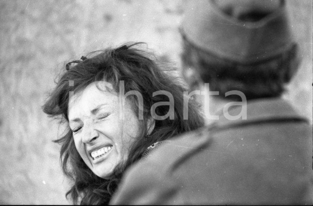 1973 Monica VITTI nel film Teresa la ladra NEGATIVO ORIGINALE 18 Scatto di scena.Negativo originale d'epoca in bianco e nero su pellicola. Autore: Sandro Borni E' SEVERAMENTE VIETATA LA RIPRODUZIONE.TUTTI I DIRITTI SONO RISERVATI.ICharta mette in vendita, sul negozio eBay e in esclusiva sul sito "icharta" il proprio archivio composto da numerose diapositive e negativi fotografici d'epoca, tutti originali e autentici.Si tratta di uno sguardo inedito sull'attualità, la politica, la vita quotidiana, il gossip e la cultura, che fotografa il cambiamento della nazione (e non solo) tra il 1890 ed il 1990 circa. Un'occasione unica per il mercato del collezionismo, che vede finalmente disponibile un archivio eccezionale per vastità, tematiche e condizioni, in un settore (il negativo fotografico e la diapositiva) di assoluta novità e dalle interessanti prospettive di investimento. CONDIZIONI:FAIR/discretoFORMATO: 35mm originale e autentica 1