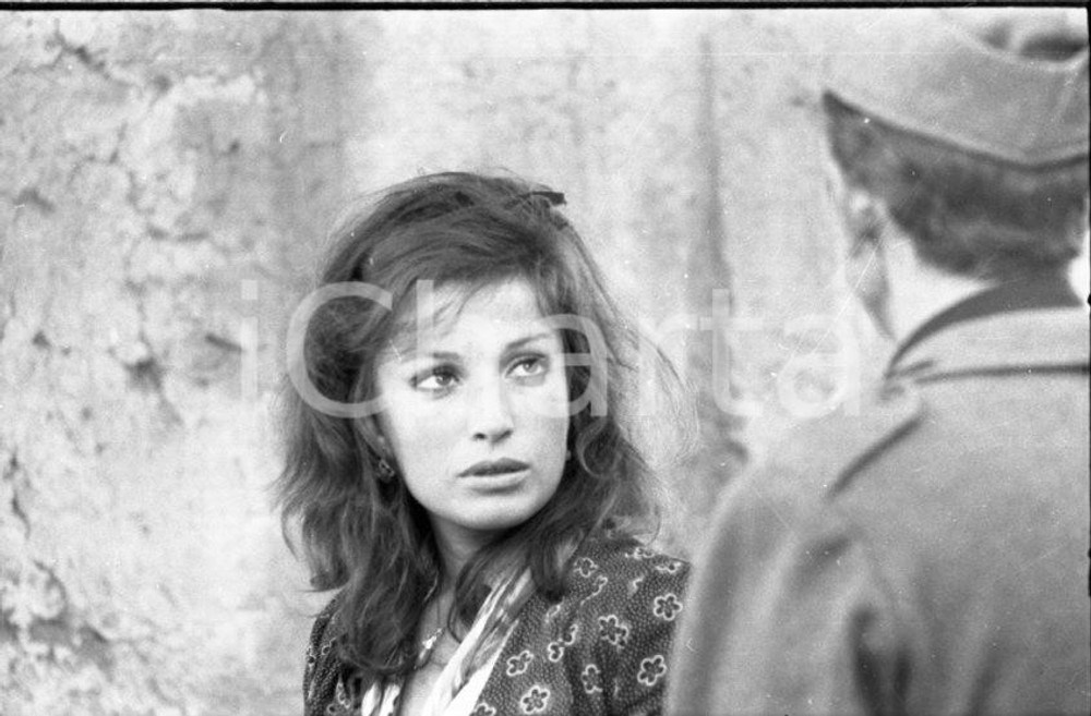 1973 Monica VITTI nel film Teresa la ladra NEGATIVO ORIGINALE 21 Scatto di scena.Negativo originale d'epoca in bianco e nero su pellicola.Autore: Sandro Borni  E' SEVERAMENTE VIETATA LA RIPRODUZIONE.TUTTI I DIRITTI SONO RISERVATI.ICharta mette in vendita, sul negozio eBay e in esclusiva sul sito "icharta" il proprio archivio composto da numerose diapositive e negativi fotografici d'epoca, tutti originali e autentici.Si tratta di uno sguardo inedito sull'attualità, la politica, la vita quotidiana, il gossip e la cultura, che fotografa il cambiamento della nazione (e non solo) tra il 1890 ed il 1990 circa. Un'occasione unica per il mercato del collezionismo, che vede finalmente disponibile un archivio eccezionale per vastità, tematiche e condizioni, in un settore (il negativo fotografico e la diapositiva) di assoluta novità e dalle interessanti prospettive di investimento. CONDIZIONI:FAIR/discretoFORMATO: 35mm originale e autentica 1