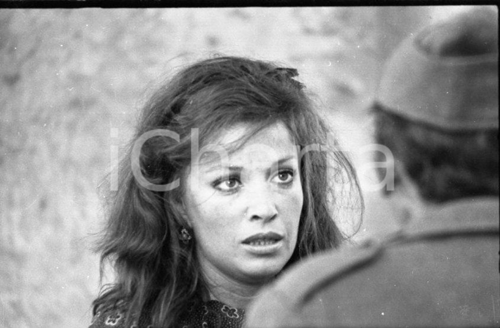 1973 Monica VITTI nel film Teresa la ladra NEGATIVO ORIGINALE 22 Scatto di scenaNegativo originale d'epoca in bianco e nero su pellicola.Autore: Sandro Borni  E' SEVERAMENTE VIETATA LA RIPRODUZIONE.TUTTI I DIRITTI SONO RISERVATI.ICharta mette in vendita, sul negozio eBay e in esclusiva sul sito "icharta" il proprio archivio composto da numerose diapositive e negativi fotografici d'epoca, tutti originali e autentici.Si tratta di uno sguardo inedito sull'attualità, la politica, la vita quotidiana, il gossip e la cultura, che fotografa il cambiamento della nazione (e non solo) tra il 1890 ed il 1990 circa. Un'occasione unica per il mercato del collezionismo, che vede finalmente disponibile un archivio eccezionale per vastità, tematiche e condizioni, in un settore (il negativo fotografico e la diapositiva) di assoluta novità e dalle interessanti prospettive di investimento. CONDIZIONI:FAIR/discretoFORMATO: 35mm originale e autentica 1