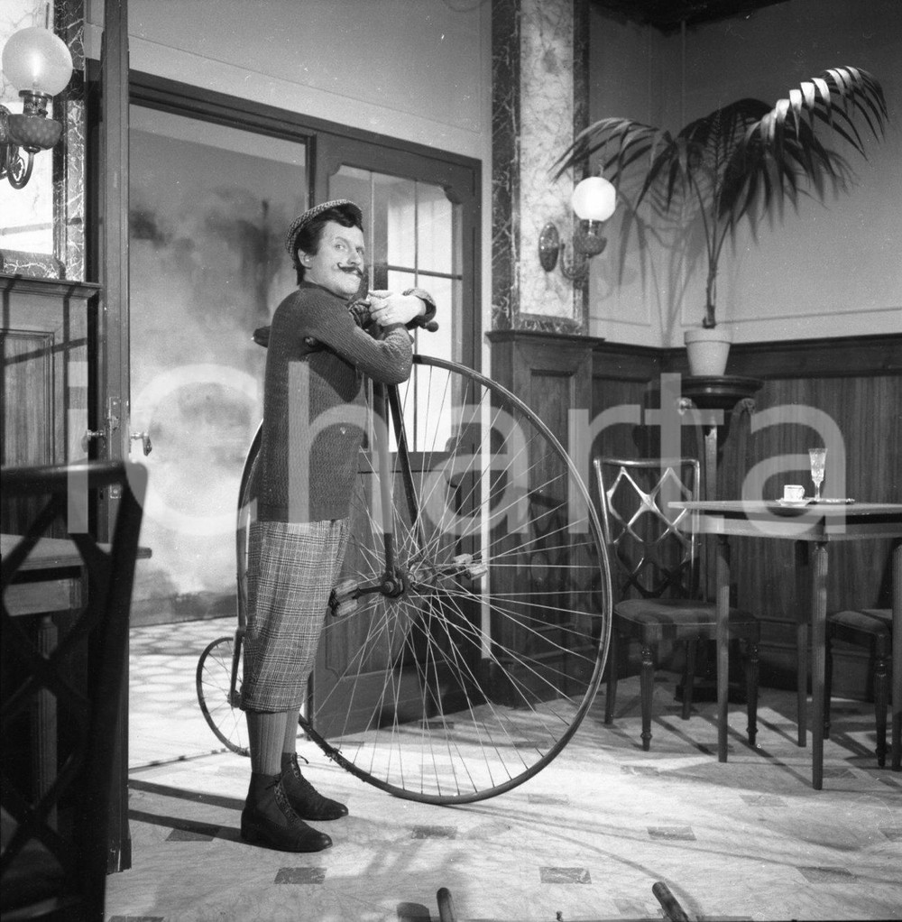 1970ca Alighiero NOSCHESE in scena con velocipede NEGATIVO ORIGINALE 2 Negativo originale d'epoca in bianco e nero su pellicola.Autore: Sandro Borni  E' SEVERAMENTE VIETATA LA RIPRODUZIONE.TUTTI I DIRITTI SONO RISERVATI.ICharta mette in vendita, sul negozio eBay e in esclusiva sul sito "icharta" il proprio archivio composto da numerose diapositive e negativi fotografici d'epoca, tutti originali e autentici.Si tratta di uno sguardo inedito sull'attualità, la politica, la vita quotidiana, il gossip e la cultura, che fotografa il cambiamento della nazione (e non solo) tra il 1890 ed il 1990 circa. Un'occasione unica per il mercato del collezionismo, che vede finalmente disponibile un archivio eccezionale per vastità, tematiche e condizioni, in un settore (il negativo fotografico e la diapositiva) di assoluta novità e dalle interessanti prospettive di investimento. CONDIZIONI:FAIR/discretoFORMATO: cm 6 x 6 originale e autentica 1