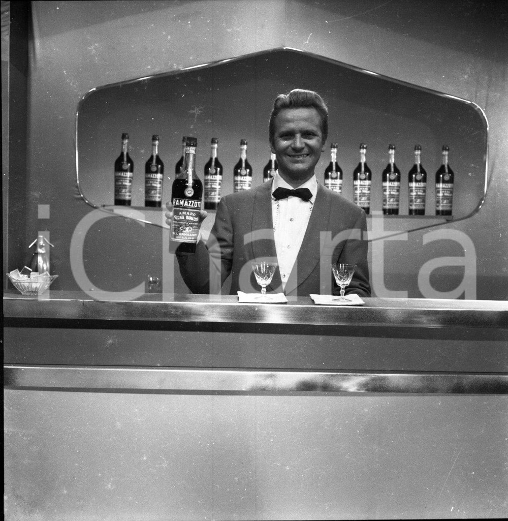 1965 ca Alighiero NOSCHESE nello spot Amaro Ramazzotti NEGATIVO ORIGINALE 1 Negativo originale d'epoca in bianco e nero su pellicola.Autore: Sandro Borni  E' SEVERAMENTE VIETATA LA RIPRODUZIONE.TUTTI I DIRITTI SONO RISERVATI.ICharta mette in vendita, sul negozio eBay e in esclusiva sul sito "icharta" il proprio archivio composto da numerose diapositive e negativi fotografici d'epoca, tutti originali e autentici.Si tratta di uno sguardo inedito sull'attualità, la politica, la vita quotidiana, il gossip e la cultura, che fotografa il cambiamento della nazione (e non solo) tra il 1890 ed il 1990 circa. Un'occasione unica per il mercato del collezionismo, che vede finalmente disponibile un archivio eccezionale per vastità, tematiche e condizioni, in un settore (il negativo fotografico e la diapositiva) di assoluta novità e dalle interessanti prospettive di investimento. CONDIZIONI:FAIR/discretoFORMATO: cm 6 x 6 originale e autentica 1