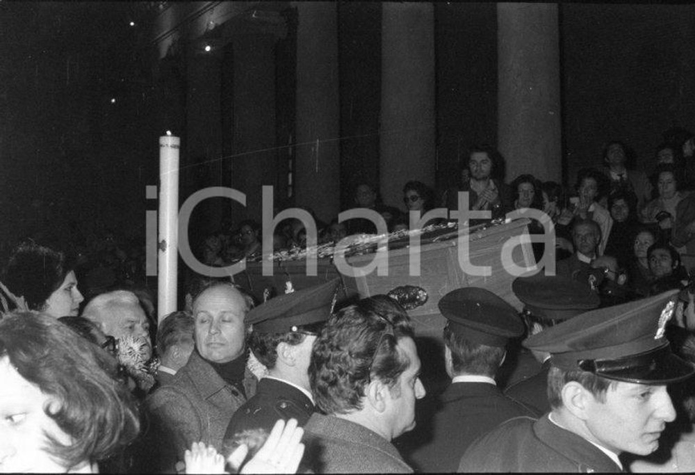 1974 ROMA Funerali di Vittorio DE SICA *NEGATIVO ORIGINALE 1 Negativo originale d'epoca in bianco e nero su pellicola.Autore: Sandro Borni  E' SEVERAMENTE VIETATA LA RIPRODUZIONE.TUTTI I DIRITTI SONO RISERVATI.ICharta mette in vendita, sul negozio eBay e in esclusiva sul sito "icharta" il proprio archivio composto da numerose diapositive e negativi fotografici d'epoca, tutti originali e autentici.Si tratta di uno sguardo inedito sull'attualità, la politica, la vita quotidiana, il gossip e la cultura, che fotografa il cambiamento della nazione (e non solo) tra il 1890 ed il 1990 circa. Un'occasione unica per il mercato del collezionismo, che vede finalmente disponibile un archivio eccezionale per vastità, tematiche e condizioni, in un settore (il negativo fotografico e la diapositiva) di assoluta novità e dalle interessanti prospettive di investimento. CONDIZIONI:FAIR/discretoFORMATO: 35mm originale e autentica 1