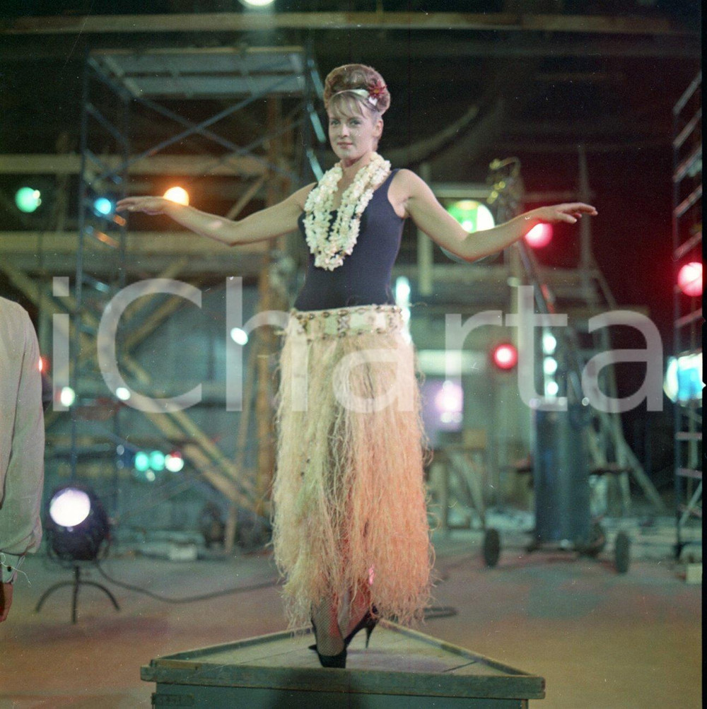 1963 TOTÒ SEXI ballerina, scatto sul set NEGATIVO ORIGINALE 1 Negativo originale d'epoca a colori su pellicola.Autore: Sandro Borni  E' SEVERAMENTE VIETATA LA RIPRODUZIONE.TUTTI I DIRITTI SONO RISERVATI.ICharta mette in vendita, sul negozio eBay e in esclusiva sul sito "icharta" il proprio archivio composto da numerose diapositive e negativi fotografici d'epoca, tutti originali e autentici.Si tratta di uno sguardo inedito sull'attualità, la politica, la vita quotidiana, il gossip e la cultura, che fotografa il cambiamento della nazione (e non solo) tra il 1890 ed il 1990 circa. Un'occasione unica per il mercato del collezionismo, che vede finalmente disponibile un archivio eccezionale per vastità, tematiche e condizioni, in un settore (il negativo fotografico e la diapositiva) di assoluta novità e dalle interessanti prospettive di investimento. CONDIZIONI:FAIR/discretoFORMATO: cm 6 x 6 originale e autentica 1