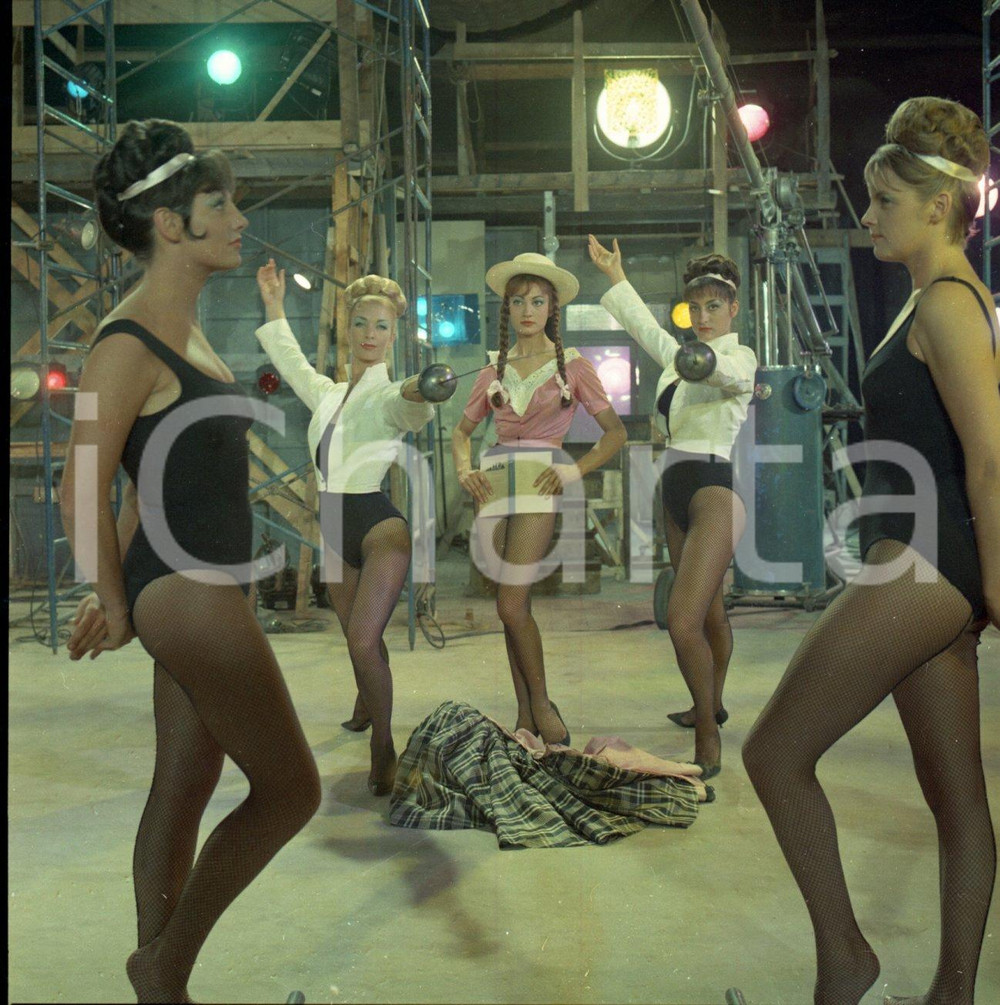 1963 TOTÒ SEXI ballerine, scatto sul set NEGATIVO ORIGINALE 6 Negativo originale d'epoca a colori su pellicola.Autore: Sandro Borni  E' SEVERAMENTE VIETATA LA RIPRODUZIONE.TUTTI I DIRITTI SONO RISERVATI.ICharta mette in vendita, sul negozio eBay e in esclusiva sul sito "icharta" il proprio archivio composto da numerose diapositive e negativi fotografici d'epoca, tutti originali e autentici.Si tratta di uno sguardo inedito sull'attualità, la politica, la vita quotidiana, il gossip e la cultura, che fotografa il cambiamento della nazione (e non solo) tra il 1890 ed il 1990 circa. Un'occasione unica per il mercato del collezionismo, che vede finalmente disponibile un archivio eccezionale per vastità, tematiche e condizioni, in un settore (il negativo fotografico e la diapositiva) di assoluta novità e dalle interessanti prospettive di investimento. CONDIZIONI:FAIR/discretoFORMATO: cm 6 x 6 originale e autentica 1