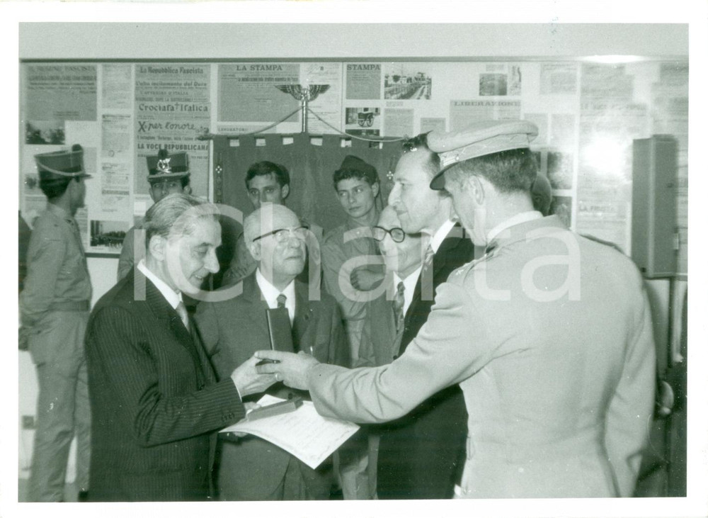 Fotografia d epoca originale 1970 MILANO ORDINE VITTORIO VENETO Gino ROSSI riceve diploma Cavaliere FOTO 2 1