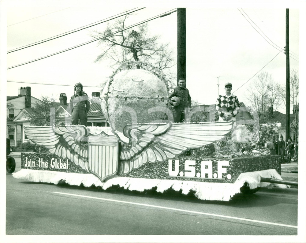 Fotografia d epoca originale 1955 ca NORTH CAROLINA U.S.A.F  Parata reclutamento Join the Global AIR FORCE 1