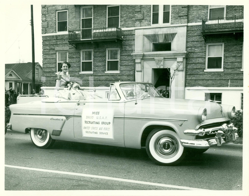 Fotografia d epoca originale 1955 ca NORTH CAROLINA U.S.A.F Miss 3503D Recruiting Group su FORD CRESTLINE 2 1