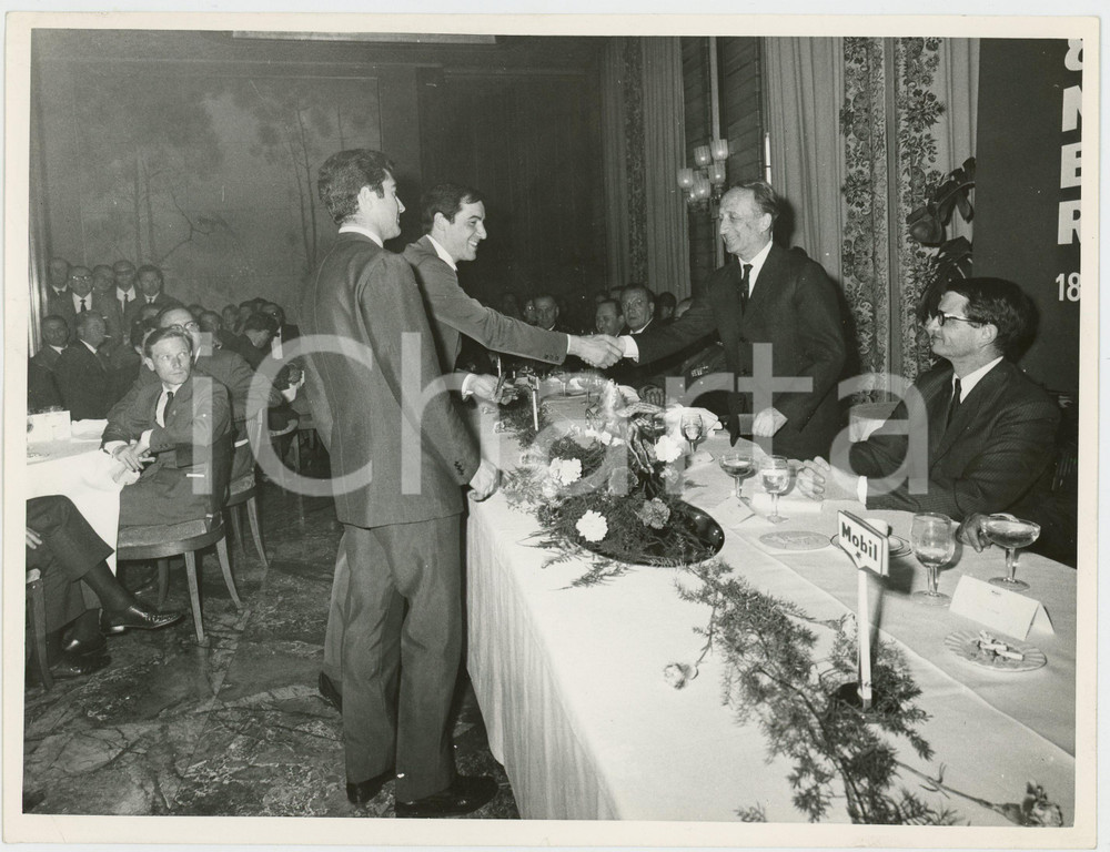 Fotografia d epoca originale 1966 8° MOBIL ECONOMY RUN Cerimonia premiazione  Stretta di mano Foto 1