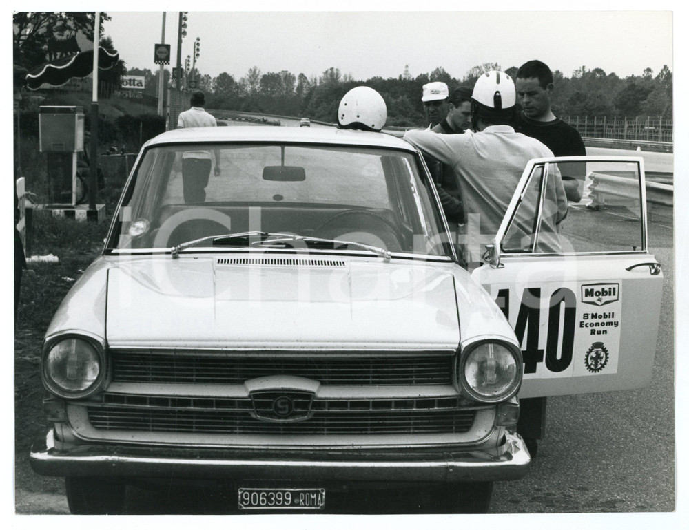 Fotografia d epoca originale 1966 8 MOBIL ECONOMY RUN Pilota pronto a salire su auto da corsa Foto 1