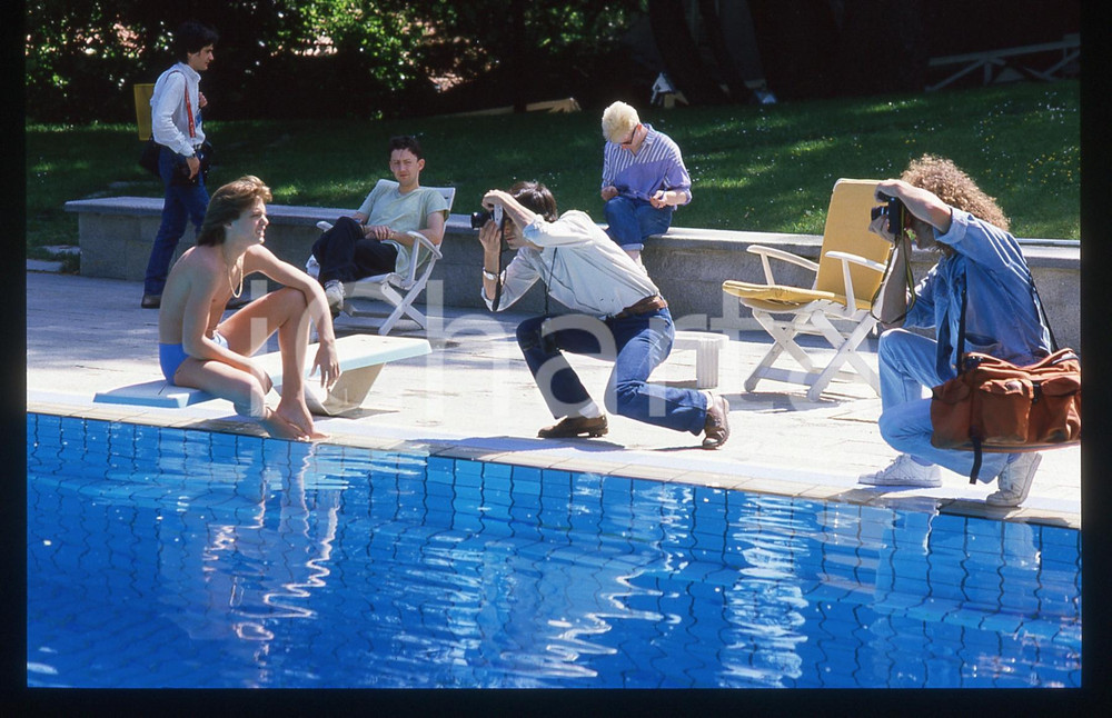 35mm vintage slide* 1984 SAINT VICENT Luis MIGUEL paparazzato in piscina 6 Nella fotografia prima della trasmissione.Diapositiva d'epoca, in formato 35 mm.   CONDIZIONI: GOODE' severamente vietata la riproduzione. Tutti i diritti sono riservati. ICharta mette in vendita, sul negozio eBay e in esclusiva sul sito "icharta" il proprio archivio composto da numerose diapositive e negativi fotografici d'epoca, tutti originali e autentici, che attraversano la storia del costume italiano tra gli la fine degli anni Sessanta e Novanta.Si tratta di uno sguardo inedito sull'attualit&agrave;, la politica, la vita quotidiana, il gossip e la cultura, che fotografa il cambiamento della nazione in quest'ultimo scorcio del XX secolo. Un'occasione unica per il mercato del collezionismo, che vede finalmente disponibile un archivio eccezionale per vastit&agrave;, tematiche e condizioni, in un settore (il negativo fotografico e la diapositiva) di assoluta novit&agrave; e dalle interessanti prospettive di investimento.  originale e autentica 1