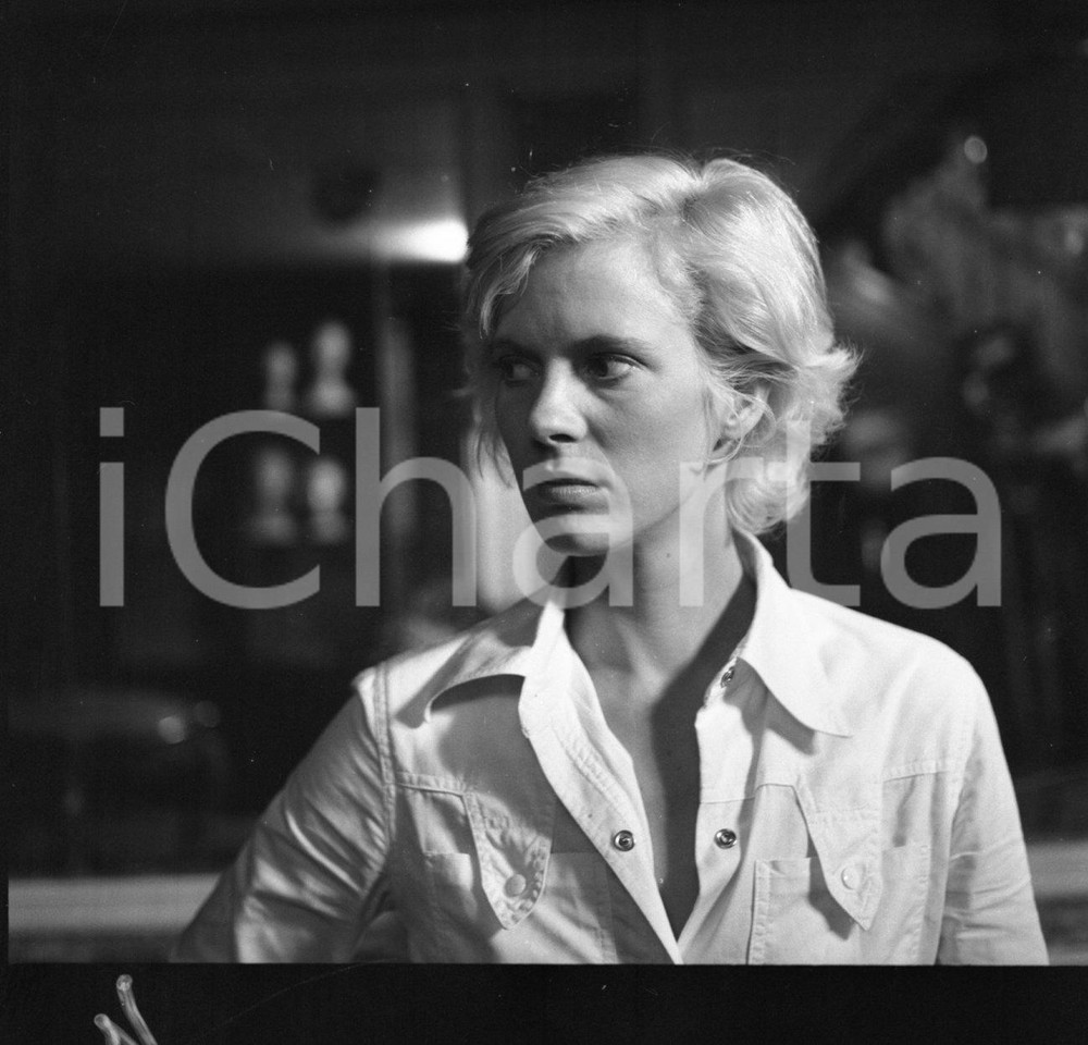 1974 Mimsy FARMER  set Il profumo della signora in nero NEGATIVO ORIGINALE 2 Negativo originale d'epoca in bianco e nero su pellicola.Scatto dal set del film.Autore: Sandro Borni.  E' SEVERAMENTE VIETATA LA RIPRODUZIONE.TUTTI I DIRITTI SONO RISERVATI.ICharta mette in vendita, sul negozio eBay e in esclusiva sul sito "icharta" il proprio archivio composto da numerose diapositive e negativi fotografici d'epoca, tutti originali e autentici.Si tratta di uno sguardo inedito sull'attualità, la politica, la vita quotidiana, il gossip e la cultura, che fotografa il cambiamento della nazione (e non solo) tra il 1890 ed il 1990 circa. Un'occasione unica per il mercato del collezionismo, che vede finalmente disponibile un archivio eccezionale per vastità, tematiche e condizioni, in un settore (il negativo fotografico e la diapositiva) di assoluta novità e dalle interessanti prospettive di investimento. CONDIZIONI:FAIR/discretoFORMATO: cm 6 x 6 originale e autentica 1