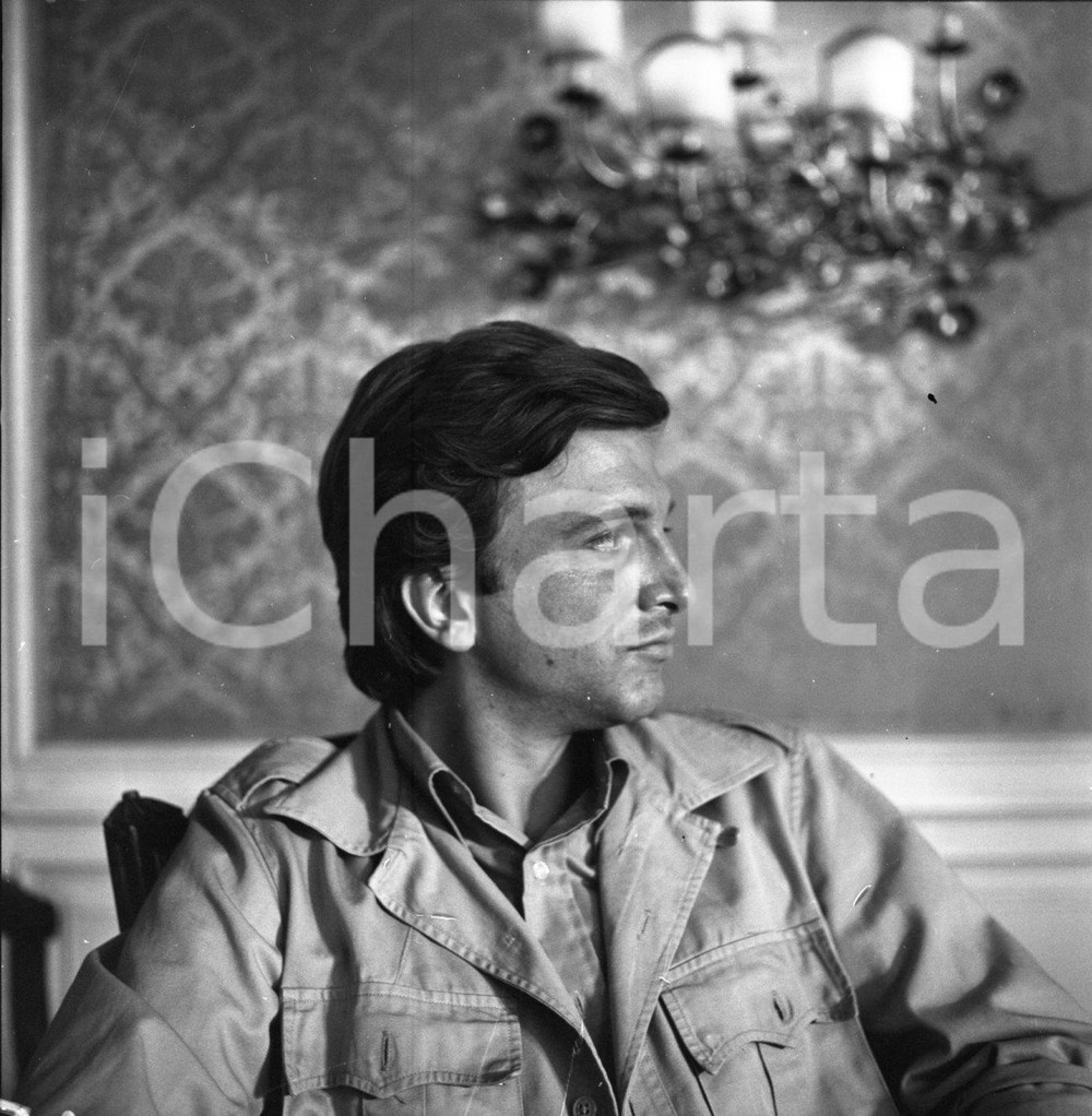 1974  Maurizio BONUGLIA set Il profumo della signora in nero NEGATIVO ORIGINALE Negativo originale in bianco e nero su pellicola.Scatto sul set del film.Autore: Sandro Borni.  E' SEVERAMENTE VIETATA LA RIPRODUZIONE.TUTTI I DIRITTI SONO RISERVATI.ICharta mette in vendita, sul negozio eBay e in esclusiva sul sito "icharta" il proprio archivio composto da numerose diapositive e negativi fotografici d'epoca, tutti originali e autentici.Si tratta di uno sguardo inedito sull'attualità, la politica, la vita quotidiana, il gossip e la cultura, che fotografa il cambiamento della nazione (e non solo) tra il 1890 ed il 1990 circa. Un'occasione unica per il mercato del collezionismo, che vede finalmente disponibile un archivio eccezionale per vastità, tematiche e condizioni, in un settore (il negativo fotografico e la diapositiva) di assoluta novità e dalle interessanti prospettive di investimento. CONDIZIONI:FAIR/discretoFORMATO: cm 6 x 6 originale e autentica 1