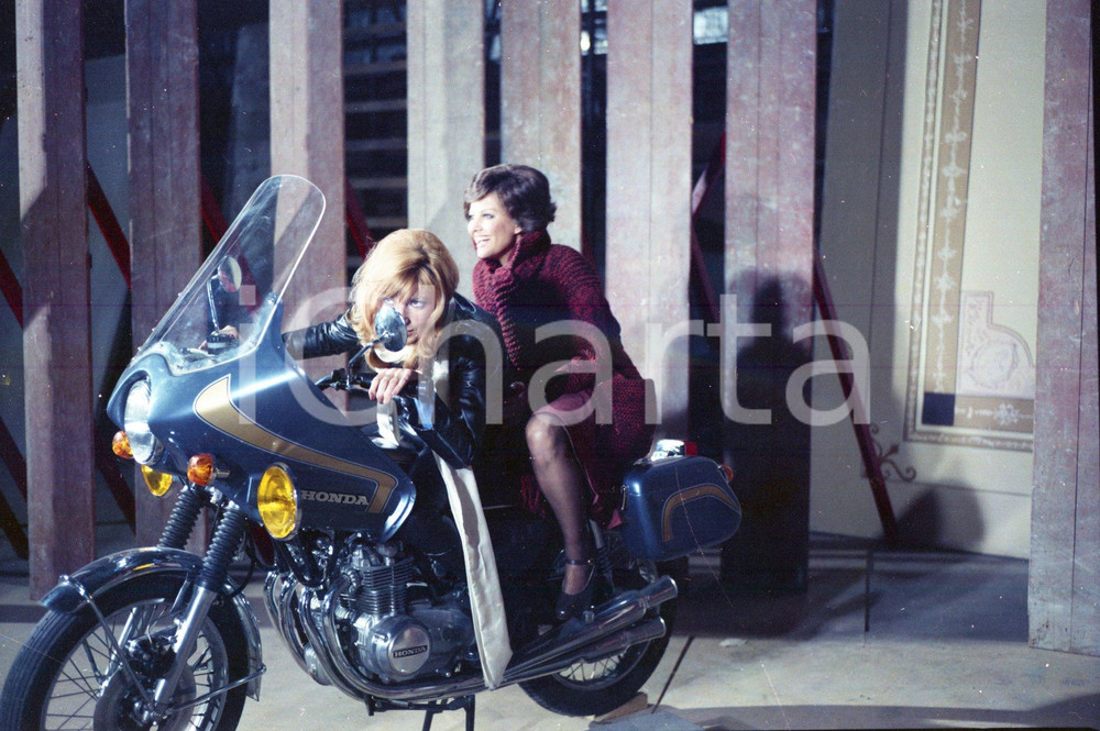 1975 Monica VITTI Claudia CARDINALE su Honda NEGATIVO ORIGINALE Scatto sul set del film "Qui comincia l'avventura"Negativo originale a colori su pellicola.Autore: Sandro Borni.  E' SEVERAMENTE VIETATA LA RIPRODUZIONE.TUTTI I DIRITTI SONO RISERVATI.ICharta mette in vendita, sul negozio eBay e in esclusiva sul sito "icharta" il proprio archivio composto da numerose diapositive e negativi fotografici d'epoca, tutti originali e autentici.Si tratta di uno sguardo inedito sull'attualità, la politica, la vita quotidiana, il gossip e la cultura, che fotografa il cambiamento della nazione (e non solo) tra il 1890 ed il 1990 circa. Un'occasione unica per il mercato del collezionismo, che vede finalmente disponibile un archivio eccezionale per vastità, tematiche e condizioni, in un settore (il negativo fotografico e la diapositiva) di assoluta novità e dalle interessanti prospettive di investimento. CONDIZIONI:FAIR/discretoFORMATO: cm 6 x 9 originale e autentica 1