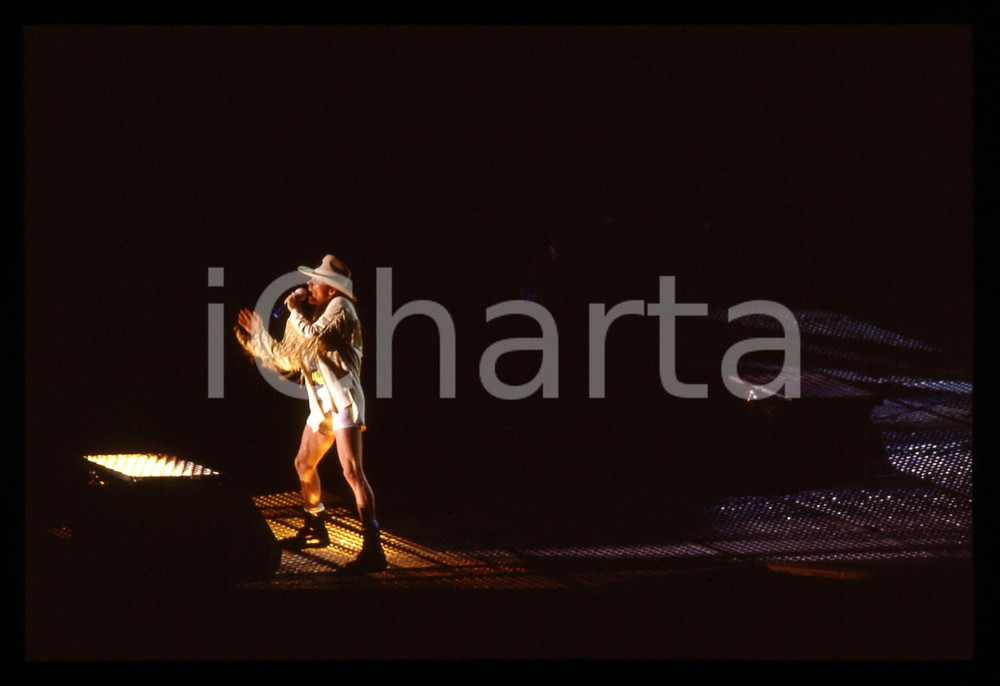 35mm vintage slide* 1990ca ITALIA - GUNS N' ROSES Axl ROSE in concerto (2)   Diapositiva d'epoca, in formato 35 mm.   CONDIZIONI: GOODE' severamente vietata la riproduzione. Tutti i diritti sono riservati. ICharta mette in vendita, sul negozio eBay e in esclusiva sul sito "icharta" il proprio archivio composto da numerose diapositive e negativi fotografici d'epoca, tutti originali e autentici, che attraversano la storia del costume italiano tra gli la fine degli anni Sessanta e Novanta.Si tratta di uno sguardo inedito sull'attualit&agrave;, la politica, la vita quotidiana, il gossip e la cultura, che fotografa il cambiamento della nazione in quest'ultimo scorcio del XX secolo. Un'occasione unica per il mercato del collezionismo, che vede finalmente disponibile un archivio eccezionale per vastit&agrave;, tematiche e condizioni, in un settore (il negativo fotografico e la diapositiva) di assoluta novit&agrave; e dalle interessanti prospettive di investimento.  originale e autentica 1
