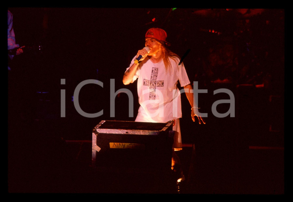 35mm vintage slide* 1990ca ITALIA - GUNS N' ROSES Axl ROSE in concerto (1)   Diapositiva d'epoca, in formato 35 mm.   CONDIZIONI: GOODE' severamente vietata la riproduzione. Tutti i diritti sono riservati. ICharta mette in vendita, sul negozio eBay e in esclusiva sul sito "icharta" il proprio archivio composto da numerose diapositive e negativi fotografici d'epoca, tutti originali e autentici, che attraversano la storia del costume italiano tra gli la fine degli anni Sessanta e Novanta.Si tratta di uno sguardo inedito sull'attualit&agrave;, la politica, la vita quotidiana, il gossip e la cultura, che fotografa il cambiamento della nazione in quest'ultimo scorcio del XX secolo. Un'occasione unica per il mercato del collezionismo, che vede finalmente disponibile un archivio eccezionale per vastit&agrave;, tematiche e condizioni, in un settore (il negativo fotografico e la diapositiva) di assoluta novit&agrave; e dalle interessanti prospettive di investimento.  originale e autentica 1