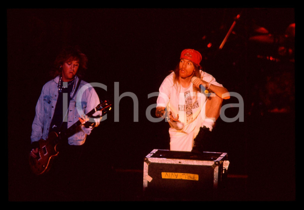 35mm vintage slide* 1992 TORINO - GUNS N' ROSES Axl ROSE durante concerto   Diapositiva d'epoca, in formato 35 mm.   CONDIZIONI: GOODE' severamente vietata la riproduzione. Tutti i diritti sono riservati. ICharta mette in vendita, sul negozio eBay e in esclusiva sul sito "icharta" il proprio archivio composto da numerose diapositive e negativi fotografici d'epoca, tutti originali e autentici, che attraversano la storia del costume italiano tra gli la fine degli anni Sessanta e Novanta.Si tratta di uno sguardo inedito sull'attualit&agrave;, la politica, la vita quotidiana, il gossip e la cultura, che fotografa il cambiamento della nazione in quest'ultimo scorcio del XX secolo. Un'occasione unica per il mercato del collezionismo, che vede finalmente disponibile un archivio eccezionale per vastit&agrave;, tematiche e condizioni, in un settore (il negativo fotografico e la diapositiva) di assoluta novit&agrave; e dalle interessanti prospettive di investimento.  originale e autentica 1