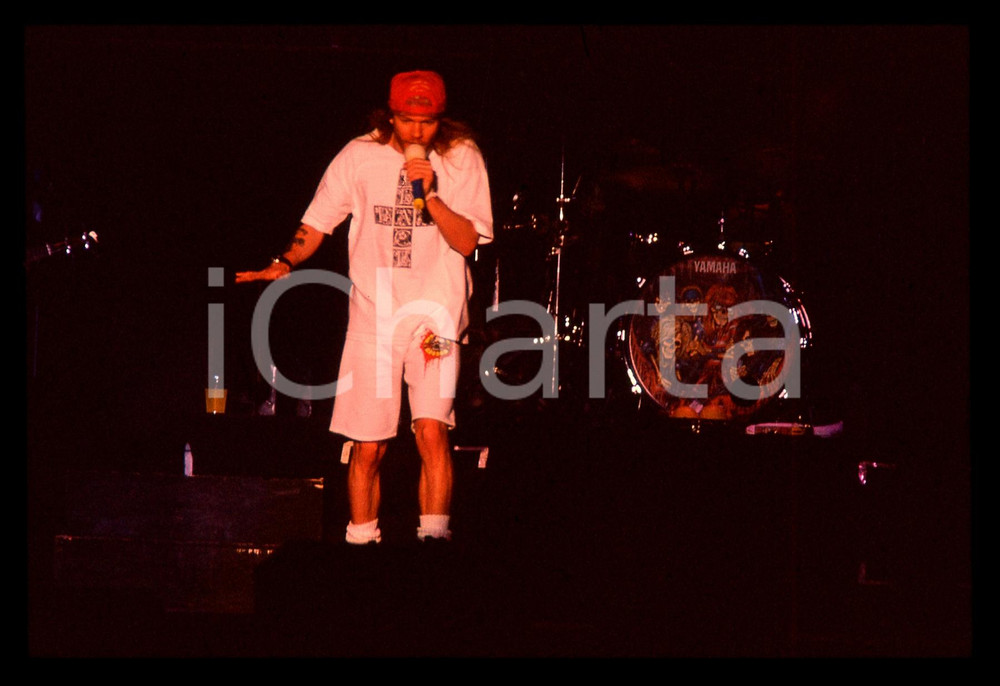35mm vintage slide* 1990ca ITALIA - GUNS N' ROSES Axl ROSE in concerto (7)   Diapositiva d'epoca, in formato 35 mm.   CONDIZIONI: GOODE' severamente vietata la riproduzione. Tutti i diritti sono riservati. ICharta mette in vendita, sul negozio eBay e in esclusiva sul sito "icharta" il proprio archivio composto da numerose diapositive e negativi fotografici d'epoca, tutti originali e autentici, che attraversano la storia del costume italiano tra gli la fine degli anni Sessanta e Novanta.Si tratta di uno sguardo inedito sull'attualit&agrave;, la politica, la vita quotidiana, il gossip e la cultura, che fotografa il cambiamento della nazione in quest'ultimo scorcio del XX secolo. Un'occasione unica per il mercato del collezionismo, che vede finalmente disponibile un archivio eccezionale per vastit&agrave;, tematiche e condizioni, in un settore (il negativo fotografico e la diapositiva) di assoluta novit&agrave; e dalle interessanti prospettive di investimento.  originale e autentica 1
