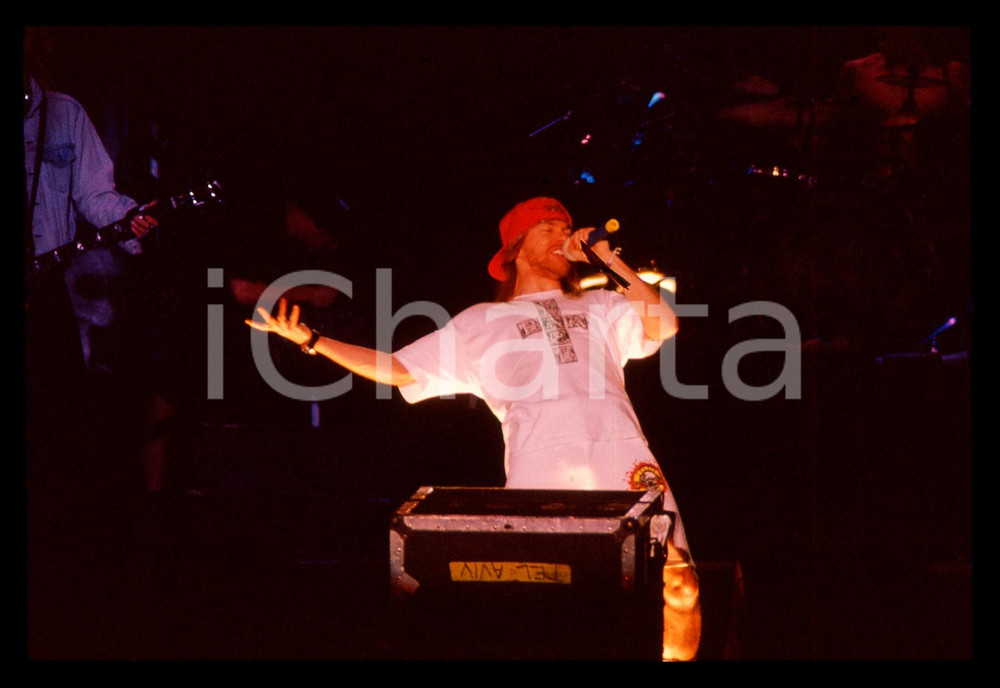 35mm vintage slide* 1990ca ITALIA - GUNS N' ROSES Axl ROSE in concerto (5)   Diapositiva d'epoca, in formato 35 mm.   CONDIZIONI: GOODE' severamente vietata la riproduzione. Tutti i diritti sono riservati. ICharta mette in vendita, sul negozio eBay e in esclusiva sul sito "icharta" il proprio archivio composto da numerose diapositive e negativi fotografici d'epoca, tutti originali e autentici, che attraversano la storia del costume italiano tra gli la fine degli anni Sessanta e Novanta.Si tratta di uno sguardo inedito sull'attualit&agrave;, la politica, la vita quotidiana, il gossip e la cultura, che fotografa il cambiamento della nazione in quest'ultimo scorcio del XX secolo. Un'occasione unica per il mercato del collezionismo, che vede finalmente disponibile un archivio eccezionale per vastit&agrave;, tematiche e condizioni, in un settore (il negativo fotografico e la diapositiva) di assoluta novit&agrave; e dalle interessanti prospettive di investimento.  originale e autentica 1